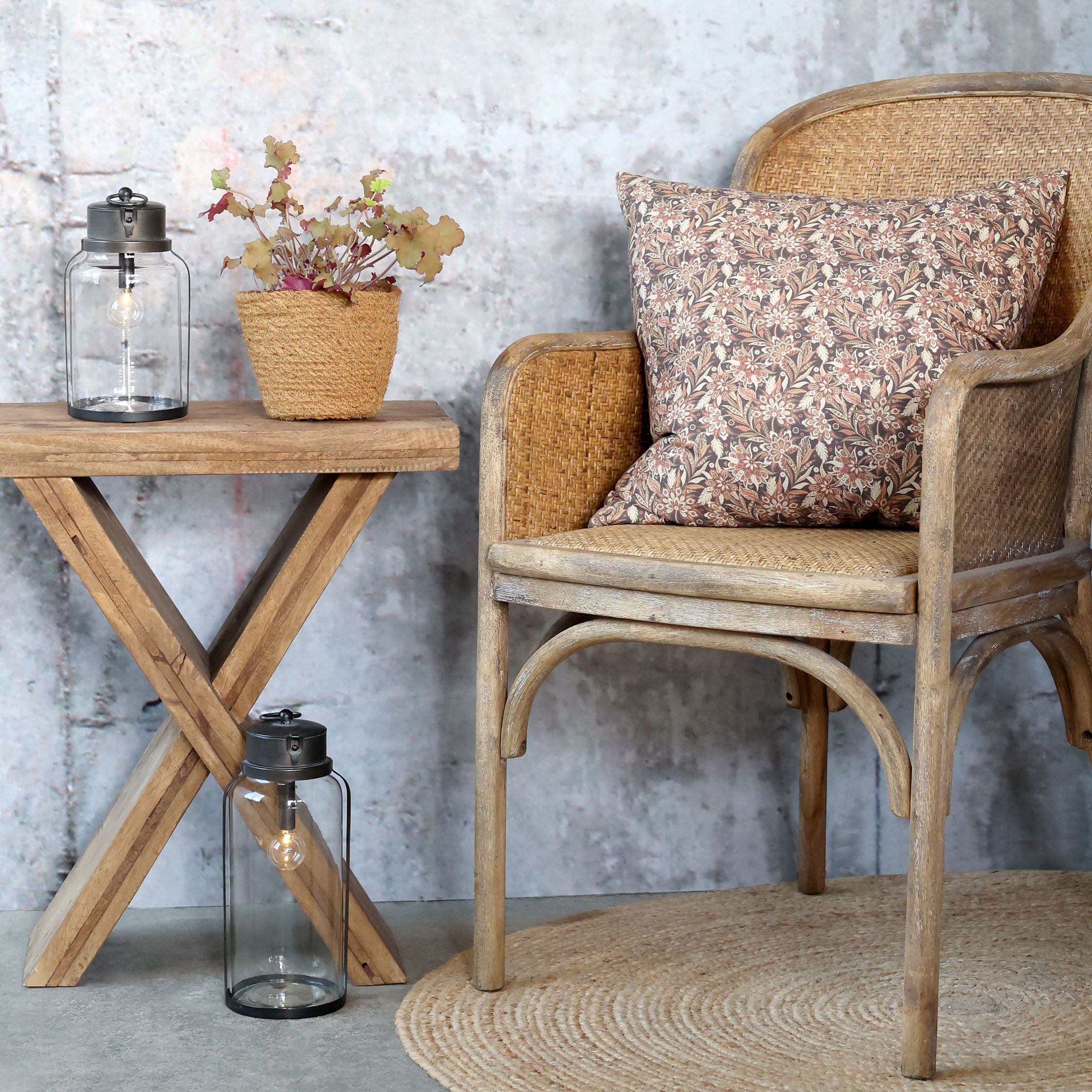 gammel fransk inspirert stol i tre