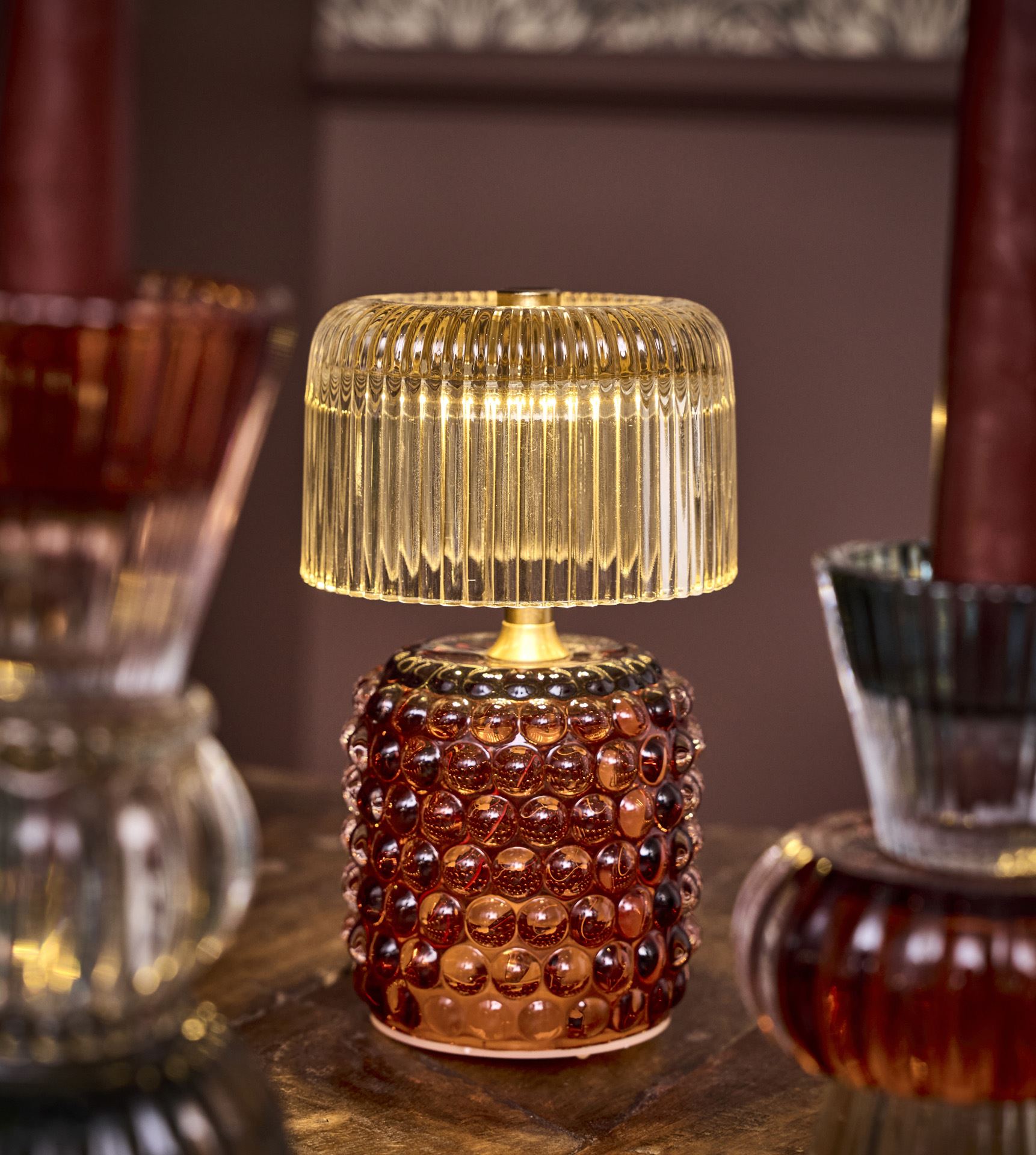 glass lampe til bord eller vinduskarm - laget i farget glass