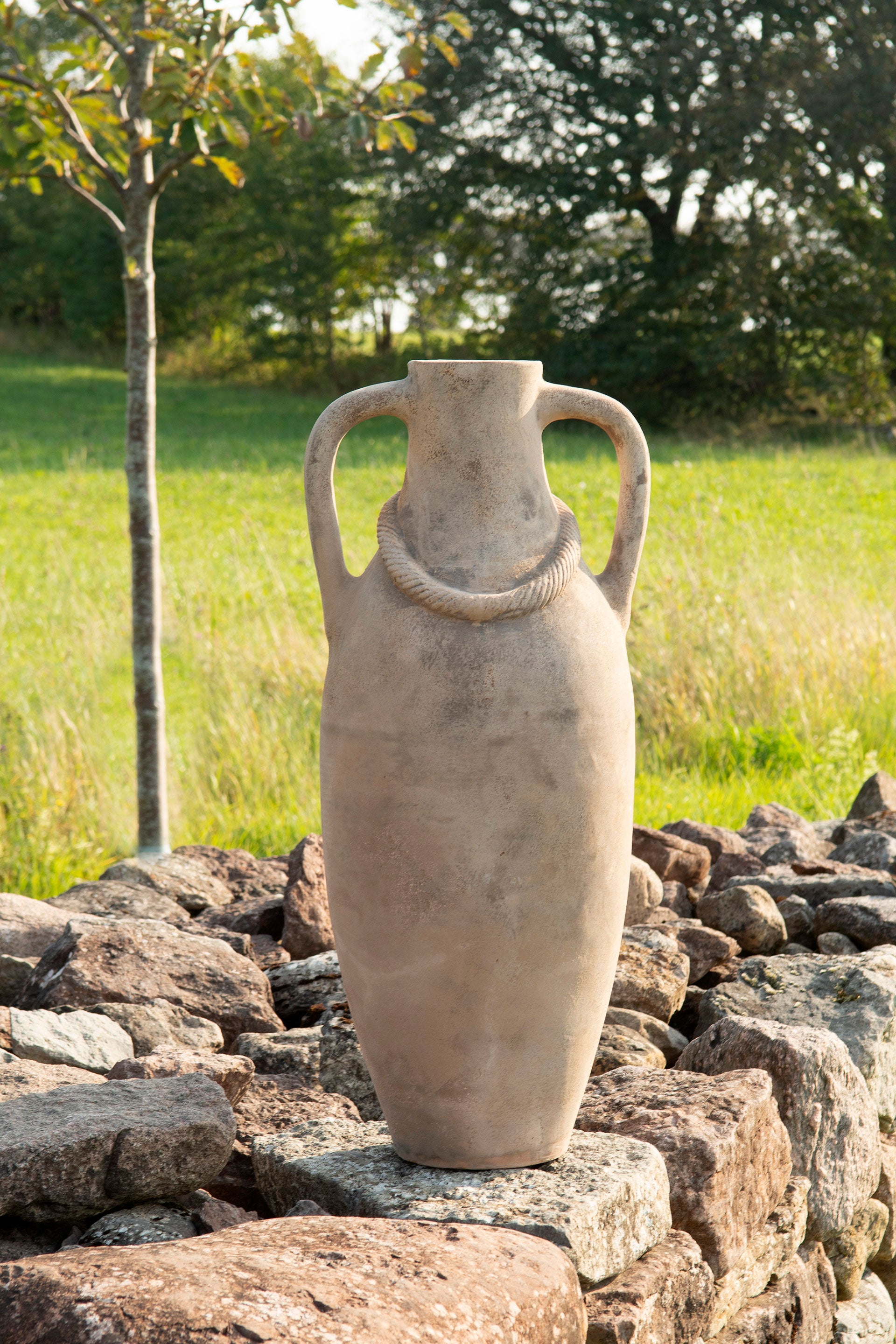 gresk inspirert urne av terracotta - høy og slank design