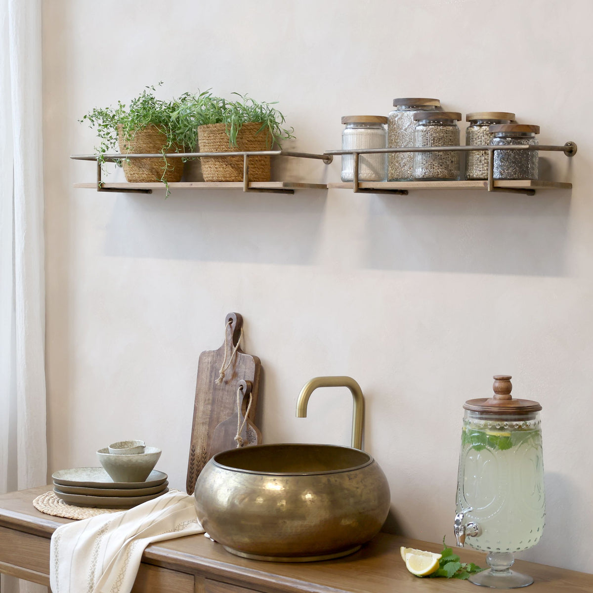 landlig hylle med metallramme i antikk messing