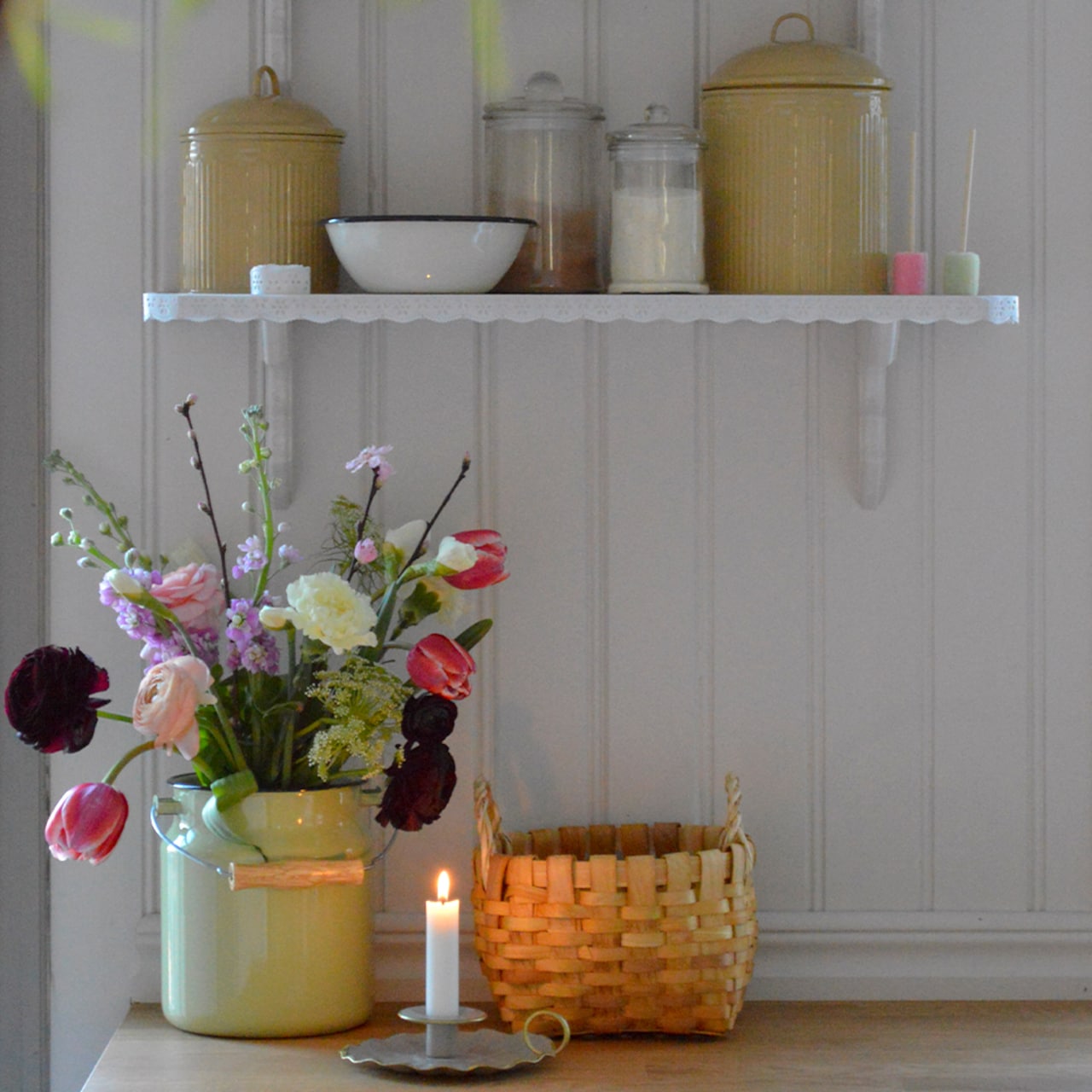 hytte inspirasjon emalje kanne grønn blomster vase