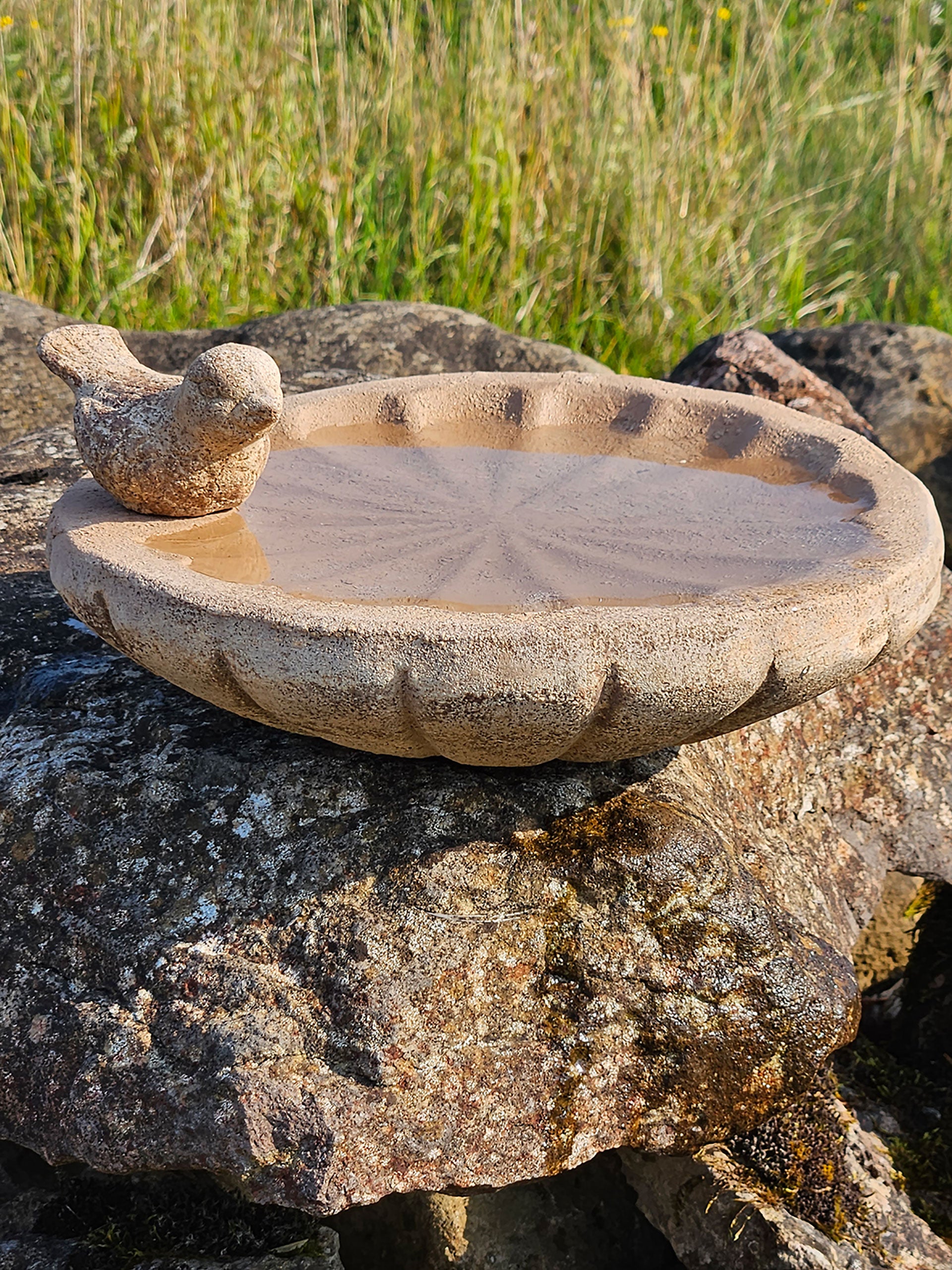 klassisk rustikk fuglebad - laget av terracotta