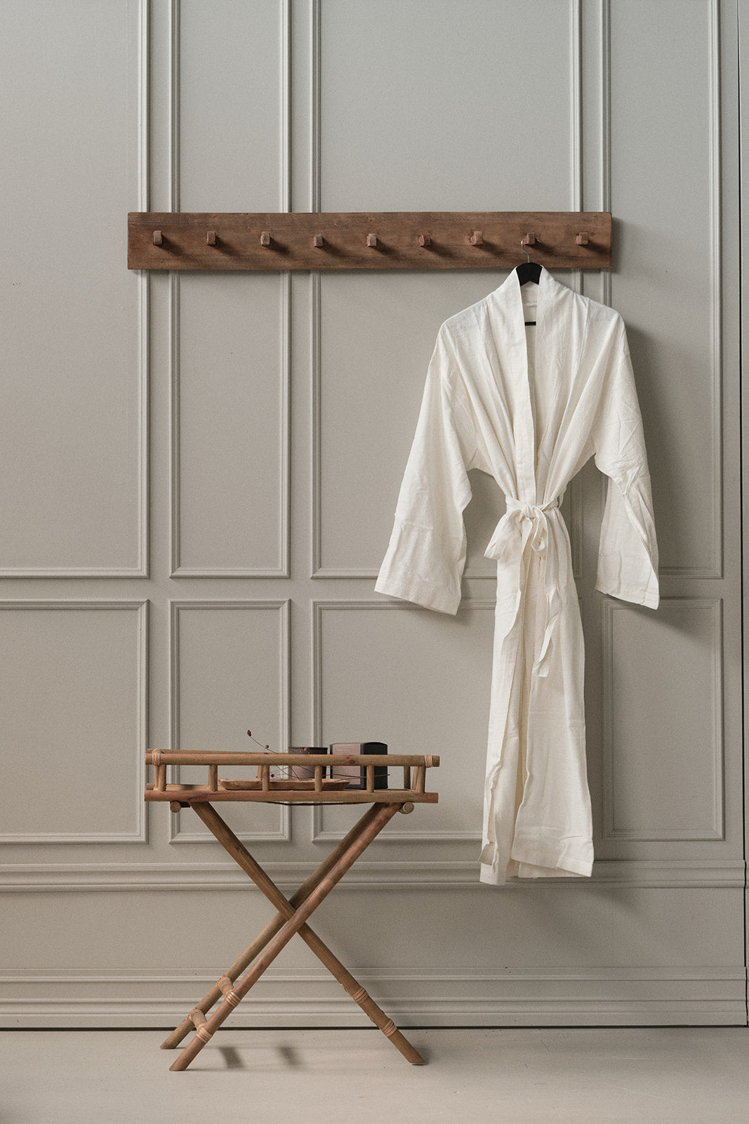 lang knaggrekke laget i rustikk heltre