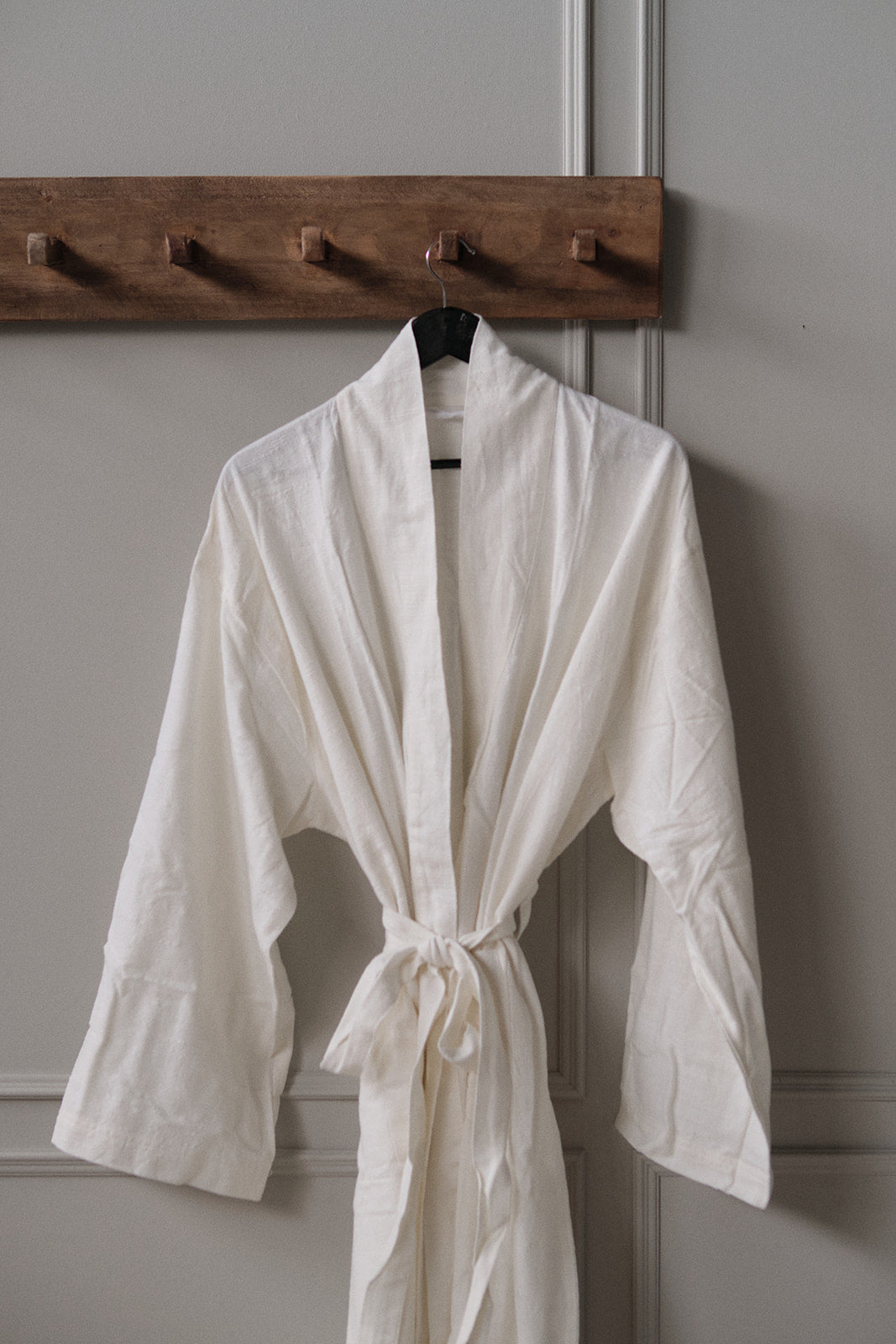 lang knaggrekke laget i rustikk heltre