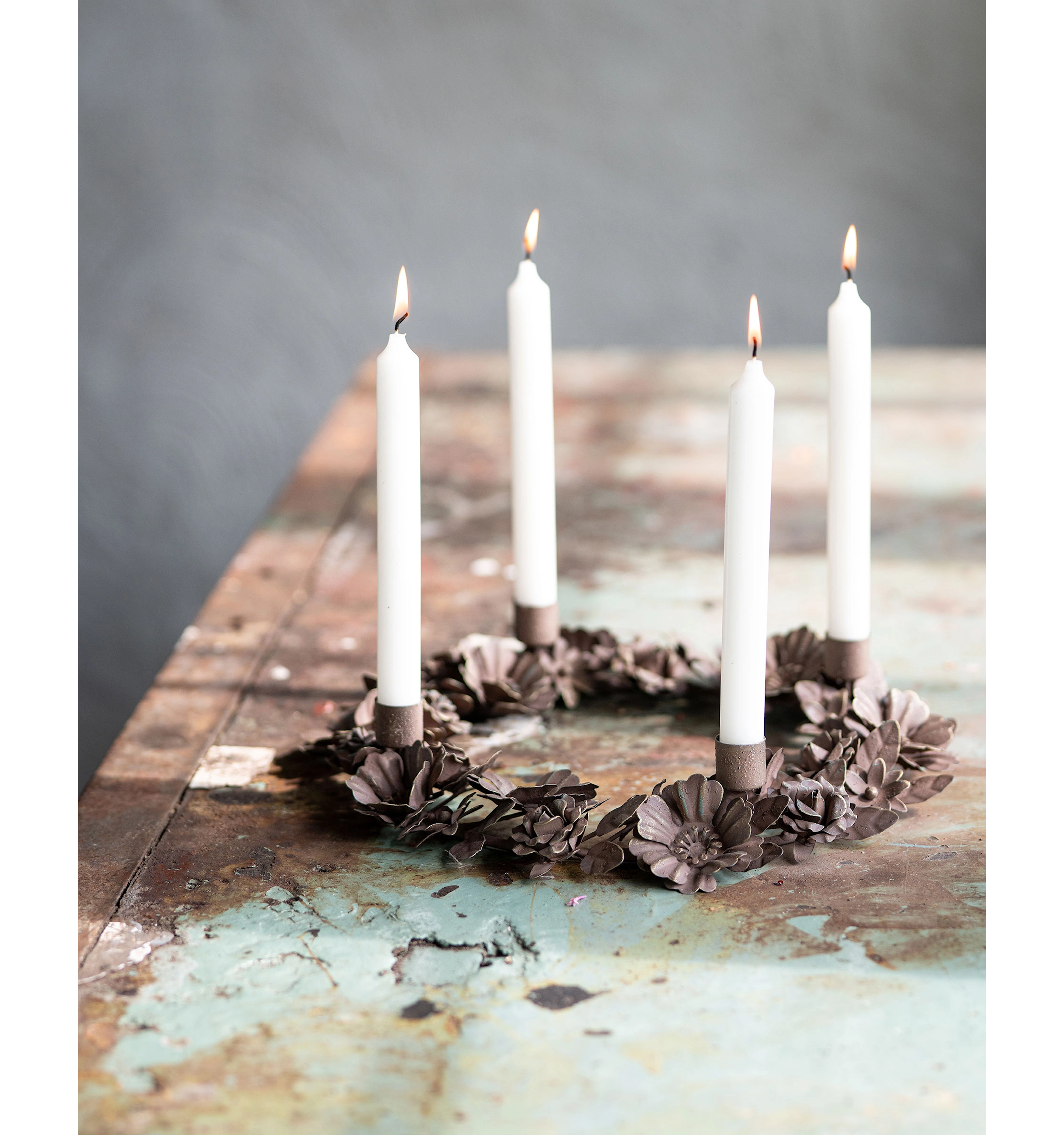 rundt lysestake for fire lys - dekorert med blomster