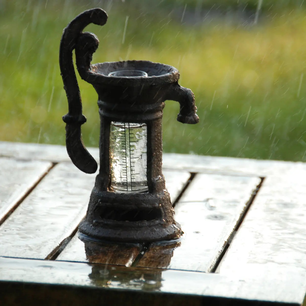 regnmåler støpejern - gammeldags design av vannpumpe