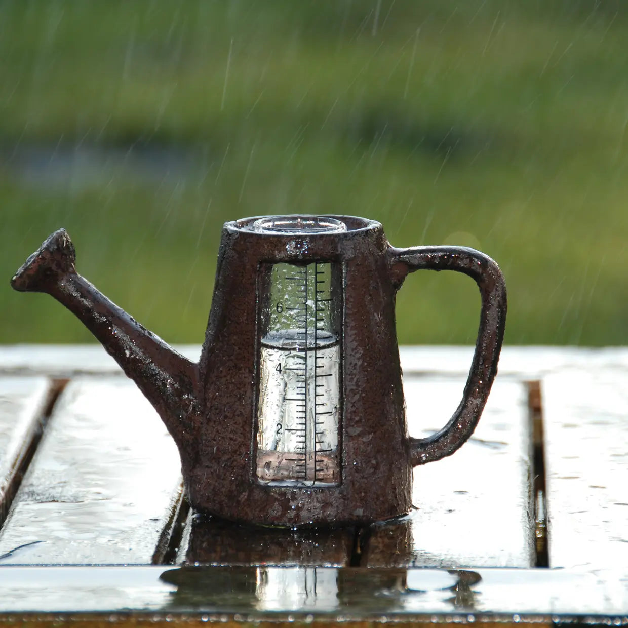 dekorativ regnmåler laget i støpejern
