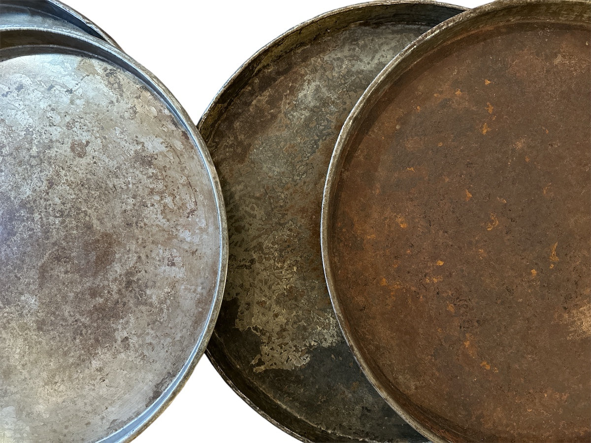 rundt metallfat metallbrett rustikk gammelt