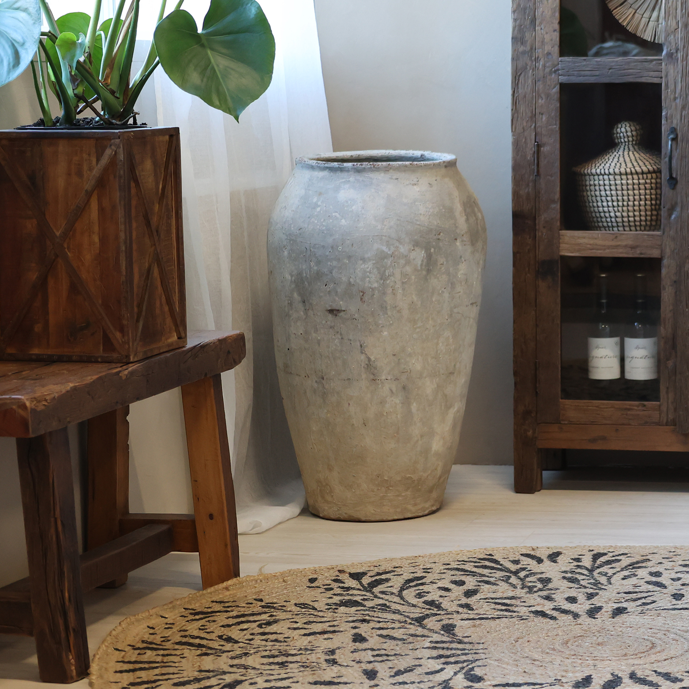 rustikk trebenk av resirkulert treverk