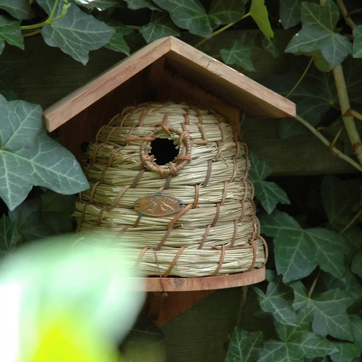 rustikk fuglekasse fuglehus i rundt bikubeform