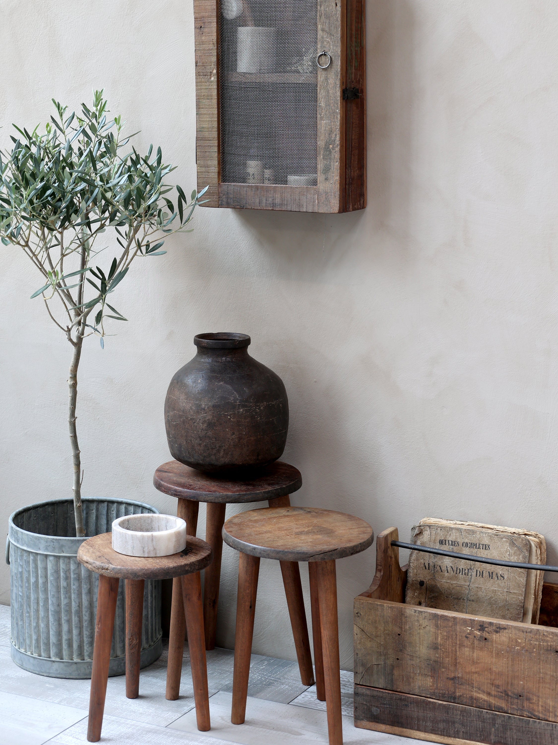 sett med rustikke krakker - resirkulert treverk