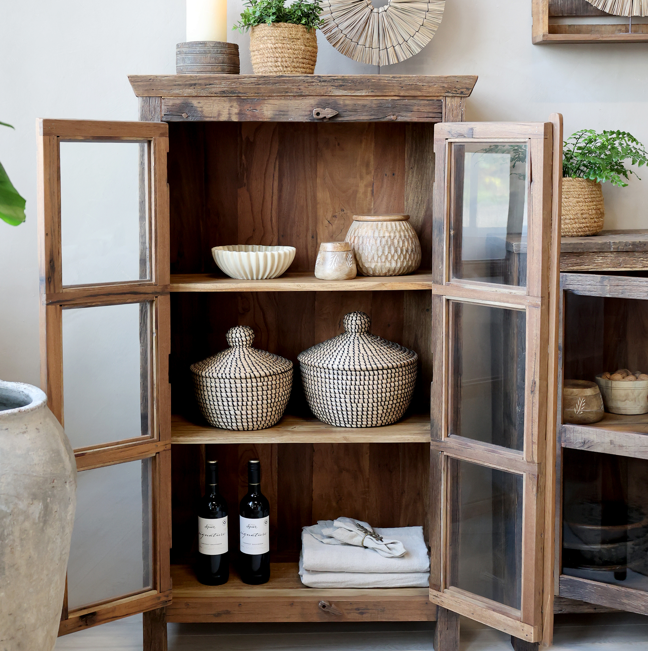 rustikk vitrineskap laget av resirkulert / gjenbruks treverk - fra chic antique