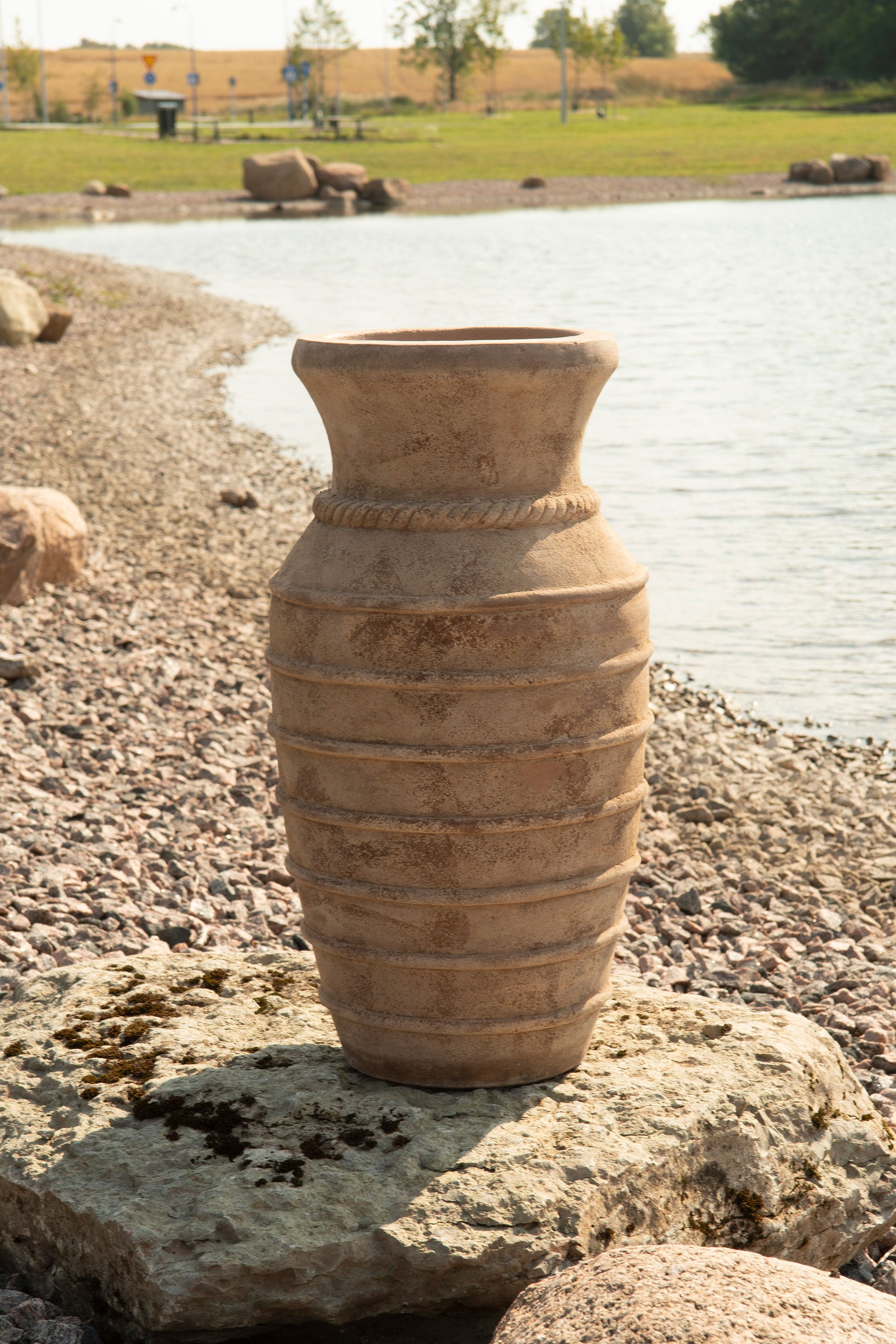 stor og klassisk urne av terrakotta