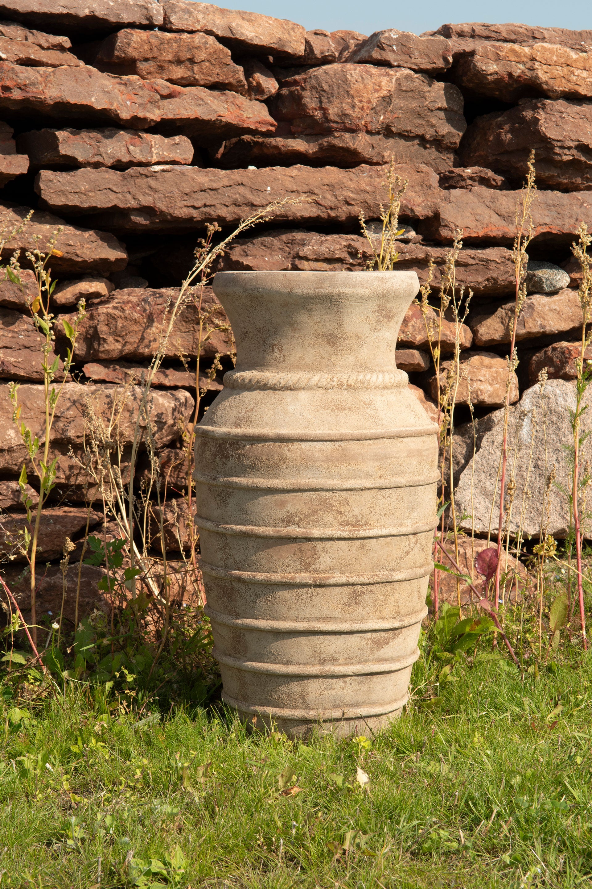 stor og klassisk urne av terrakotta