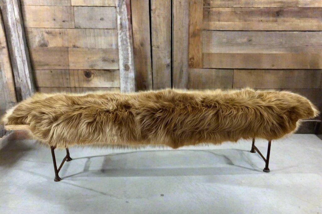 stort saueskinn til benk stol langt brunt langhåret
