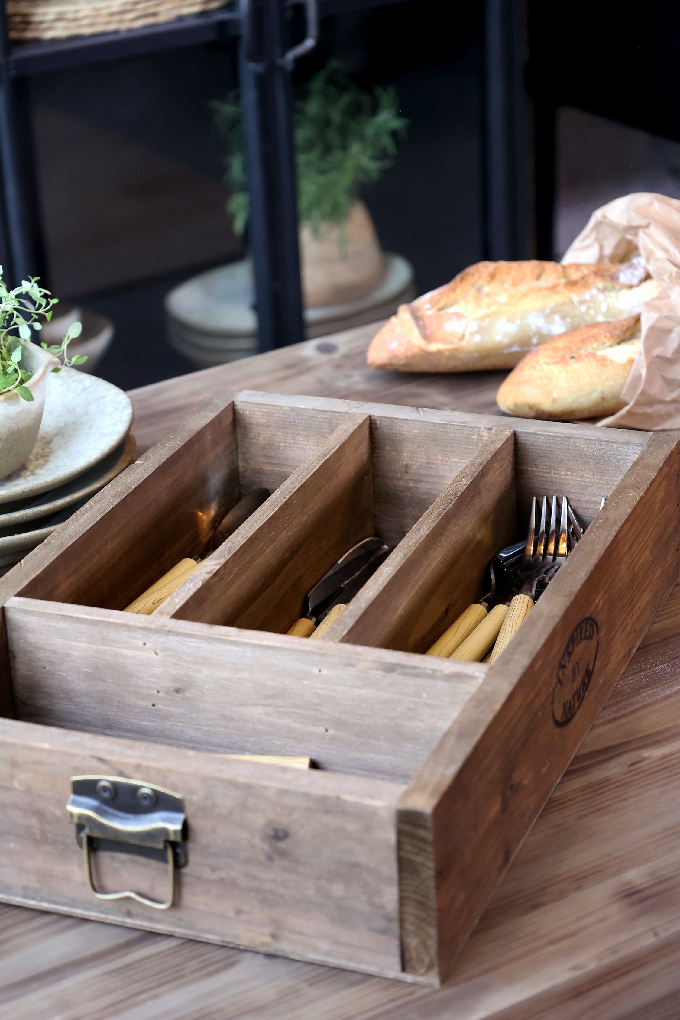 trekasse med flere rom - perfekt til bestikk eller oppbevaring