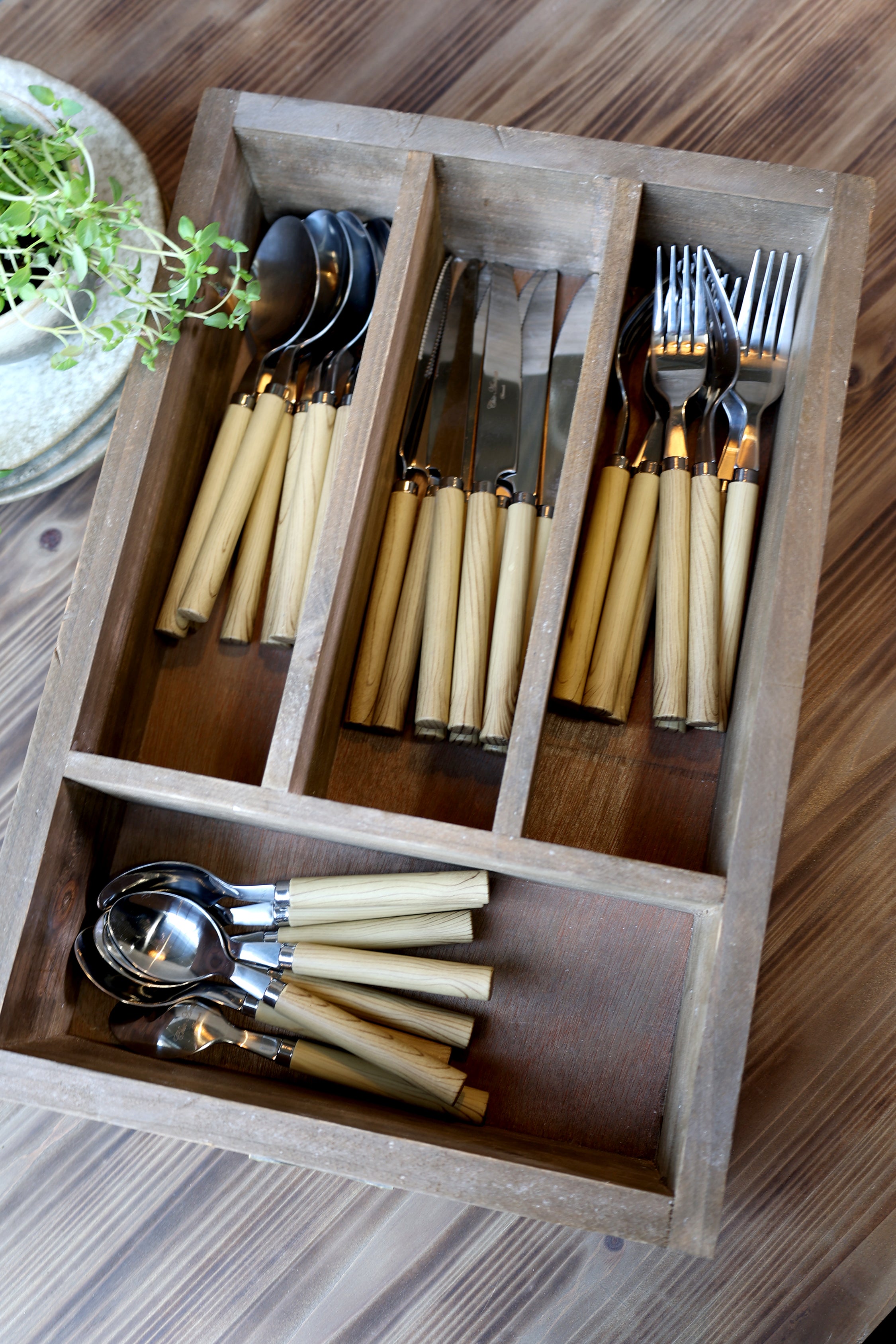 trekasse med flere rom - perfekt til bestikk eller oppbevaring