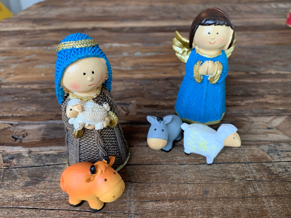 julekrybbe barnefigurer søt barn krybbe gjeter engel sau