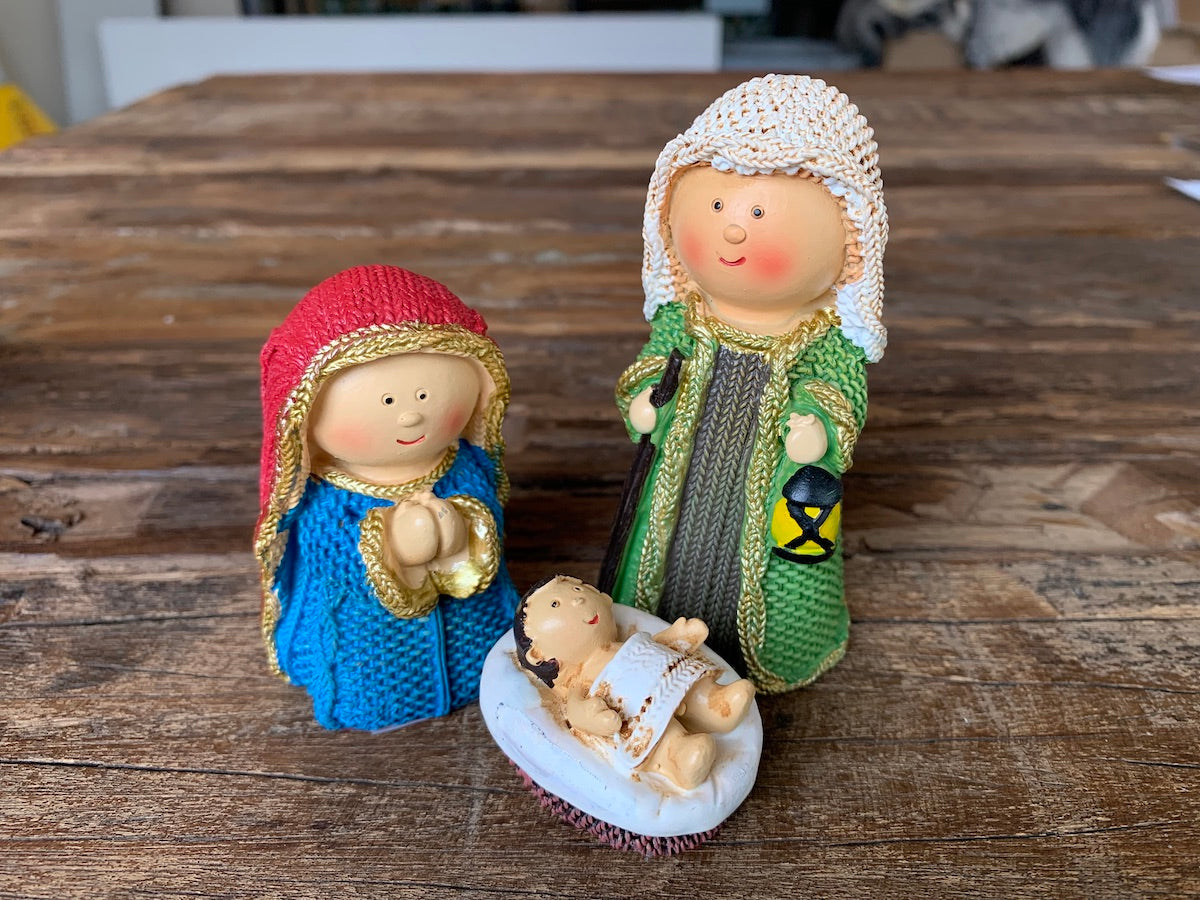 julekrybbe barnefigurer søt barn krybbe josef maria jesubarnet