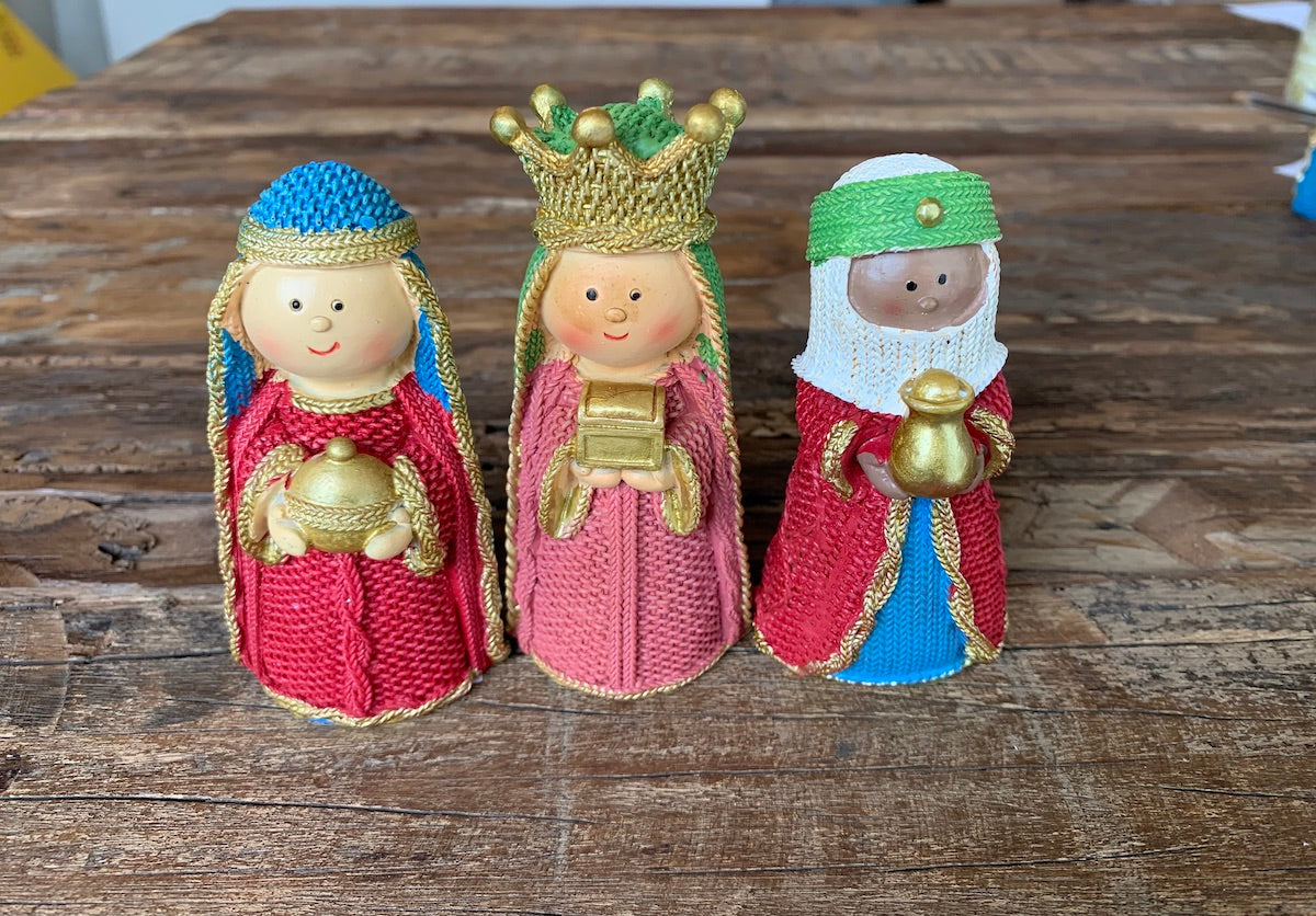 julekrybbe barnefigurer søt barn krybbe tre vise menn