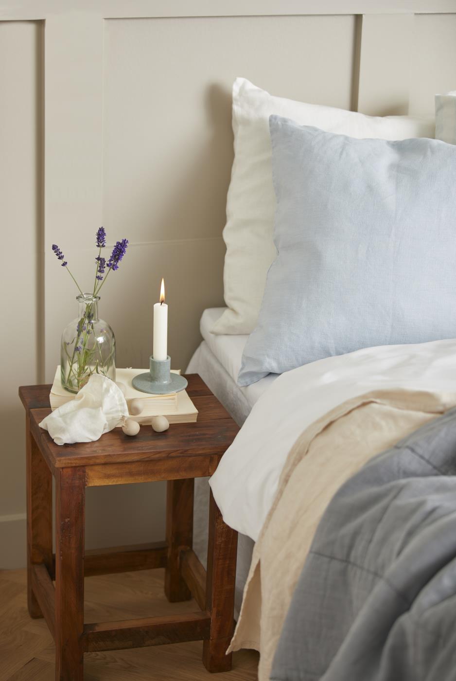 krakk rustikk treverk sidebord nattbord taburet 2146 ib laursen unika soverom inspirasjon
