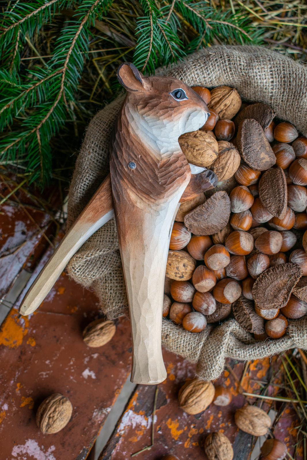 nøtteknekker ekorn håndlaget tre wildlife garden wg4996