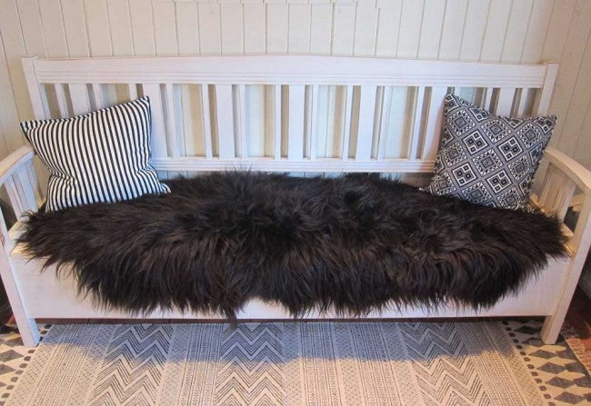 Saueskinnsfell svart langhåret til benk