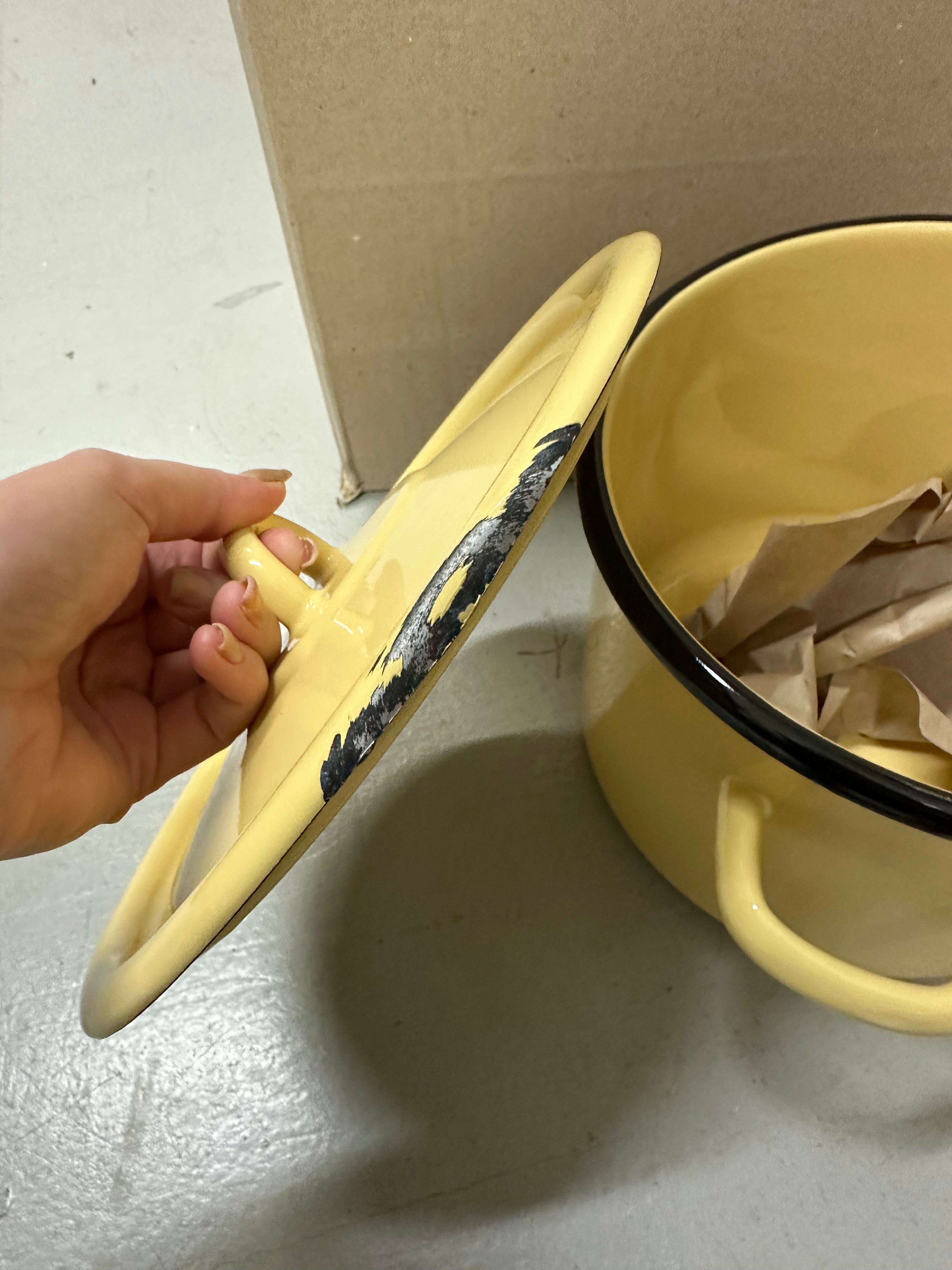 Kasserolle, Gul Emalje - 4,5liter-Skade