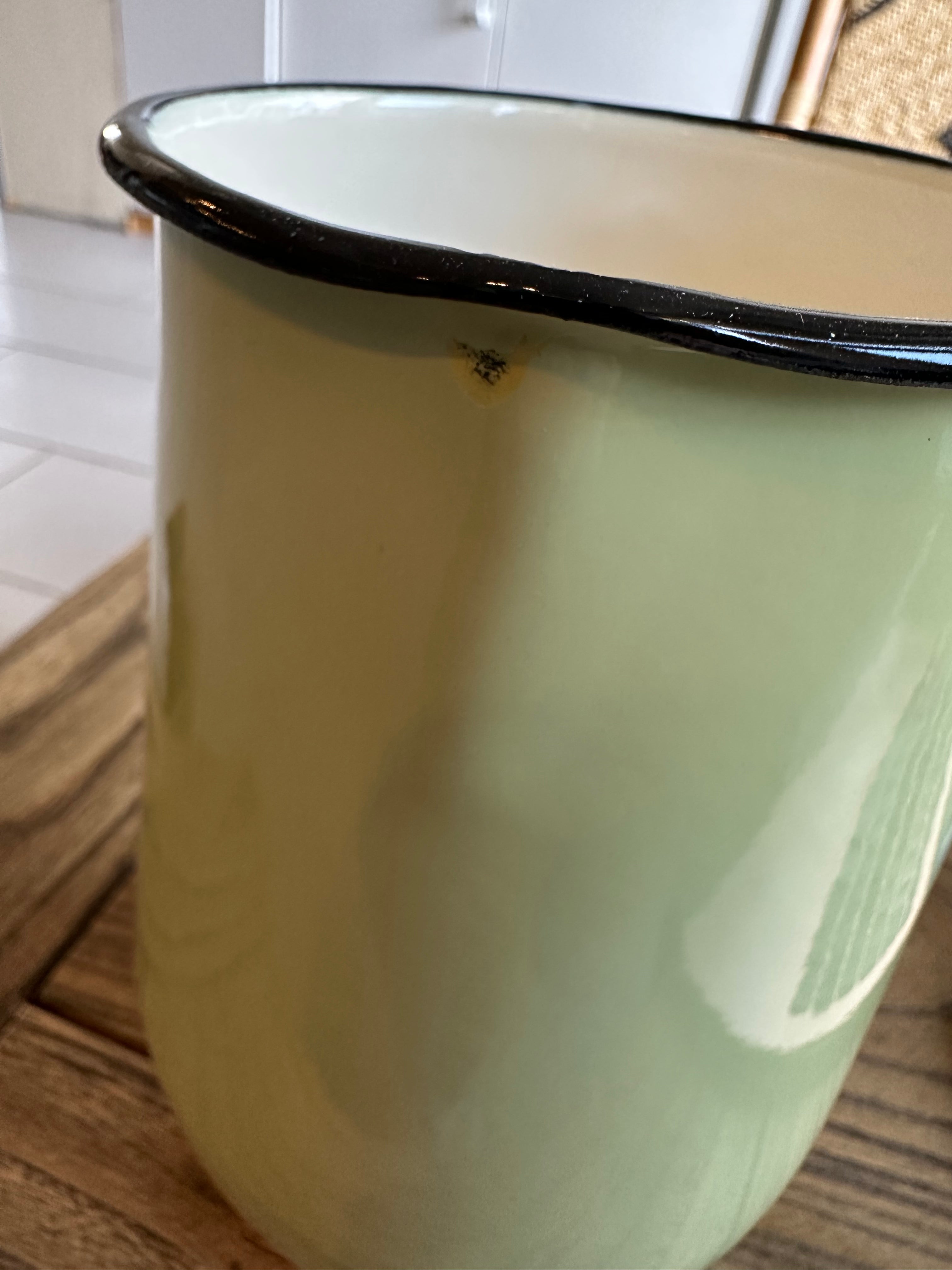 Mugge Emalje, Grønn - 2,5 liter - SKADE