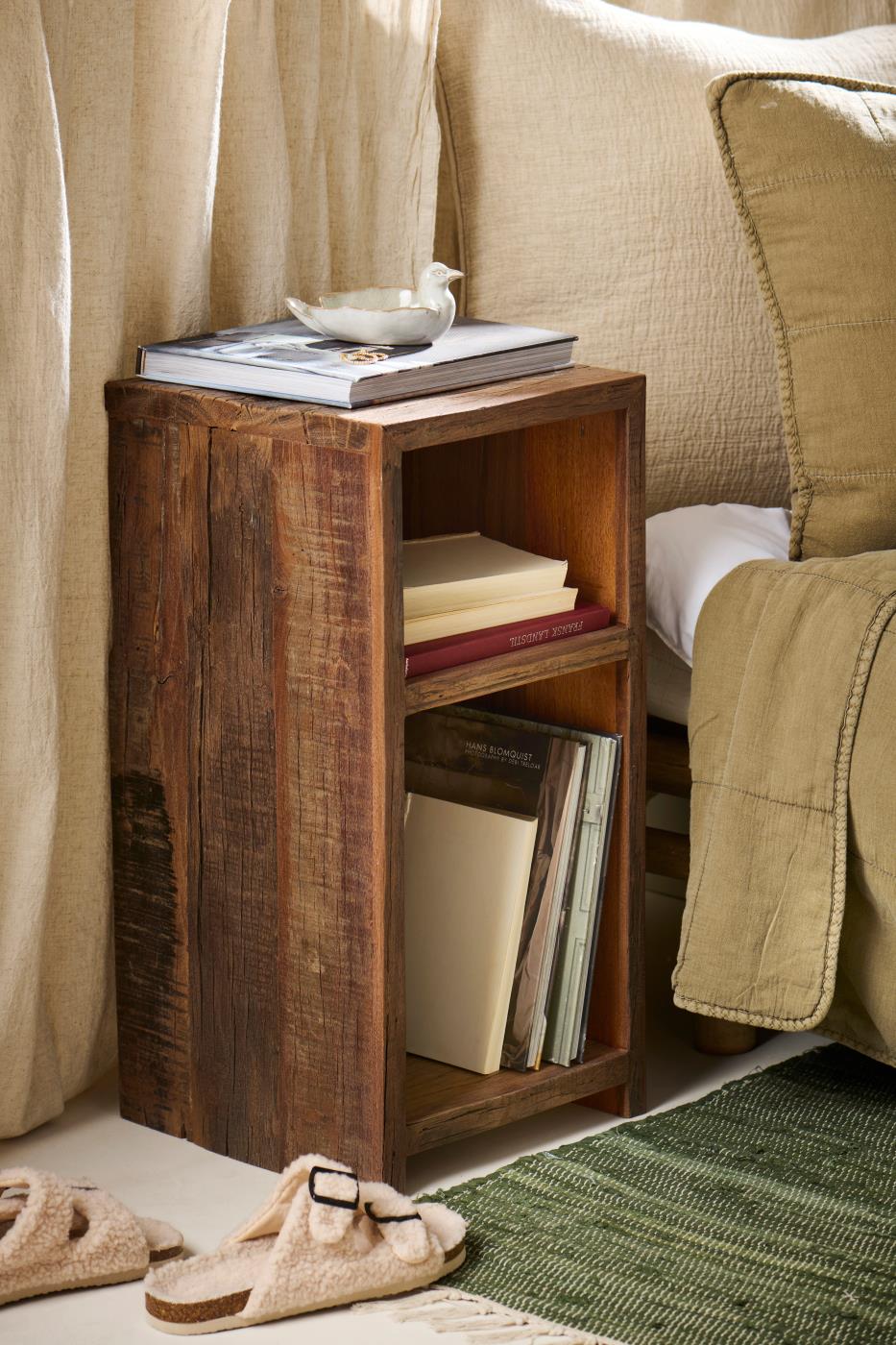 sidebord nattbord - laget av rustikk treverk