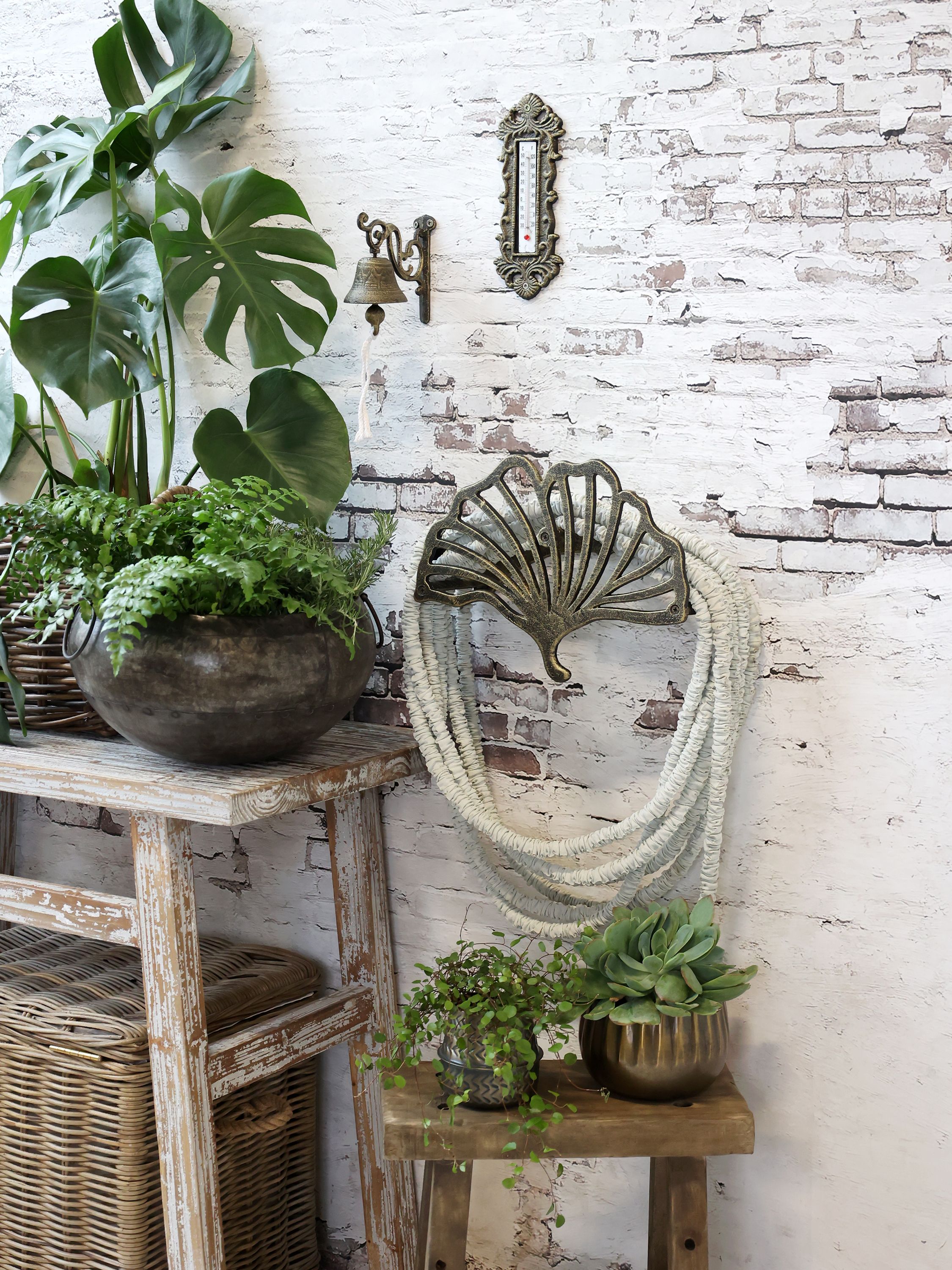 gammeldags bjelle/klokke til vegg laget av støpejern med en antikk finish