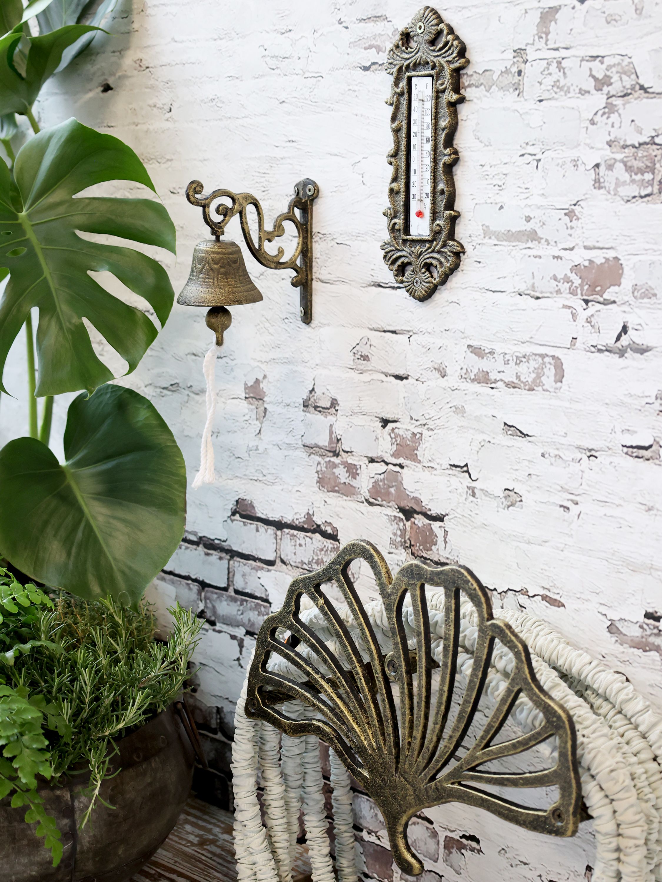 bjelle/klokke til vegg laget av støpejern med en antikk finish
