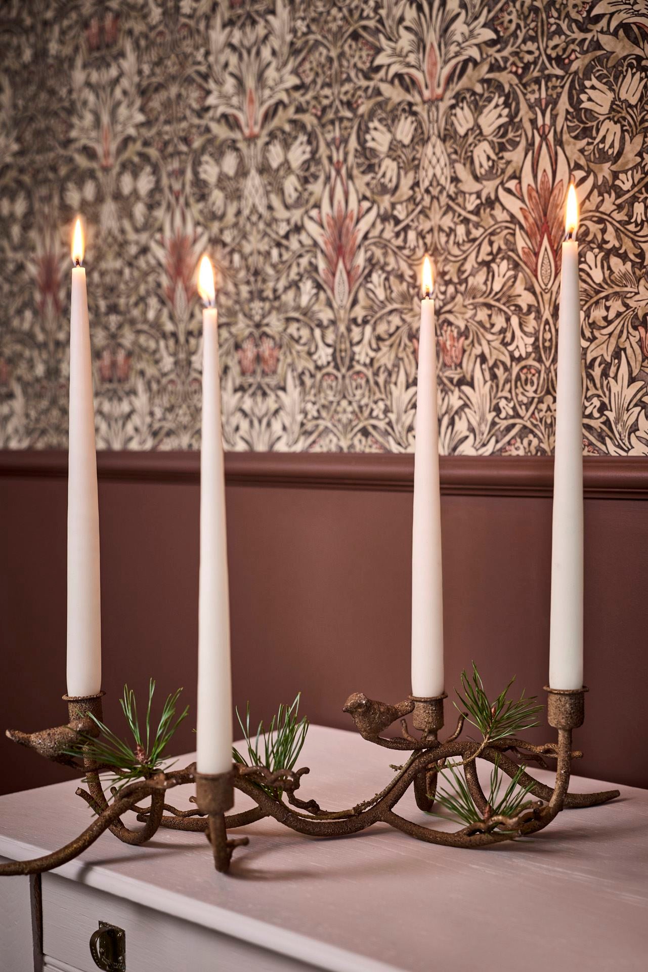 rustikk lysestake med en antikk rust finish