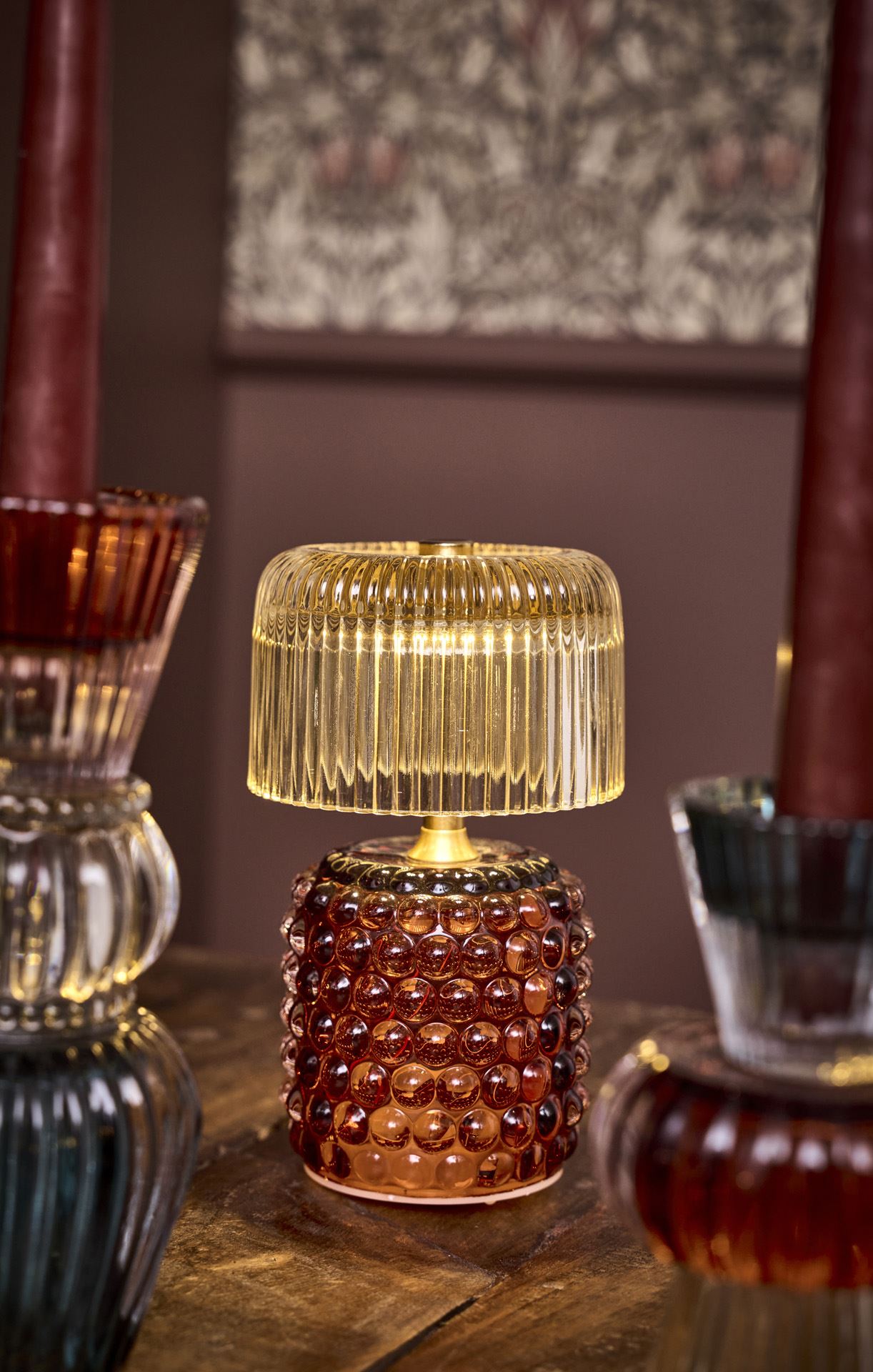 glass lampe til bord eller vinduskarm - laget i farget glass