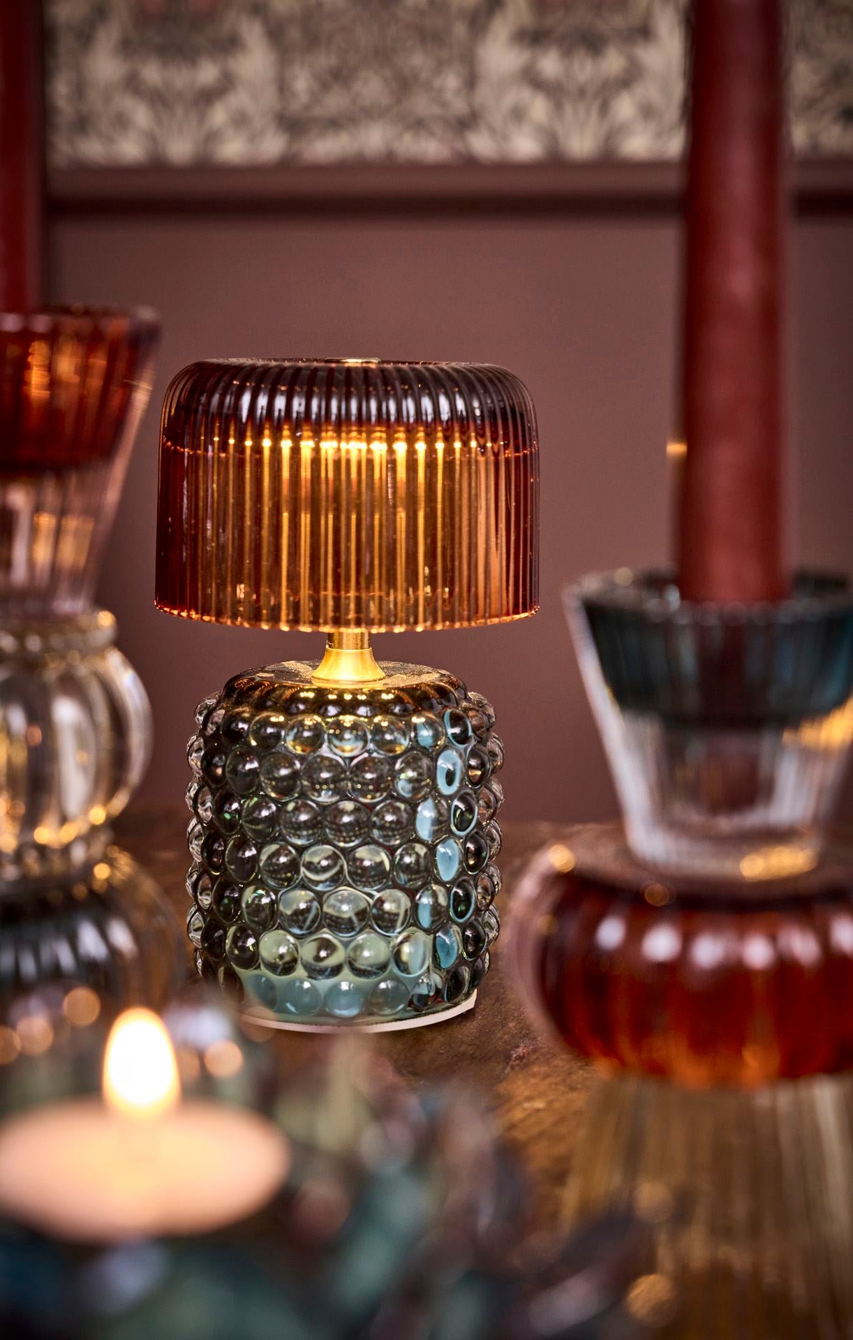 glass lampe til bord eller vinduskarm - laget i farget glass