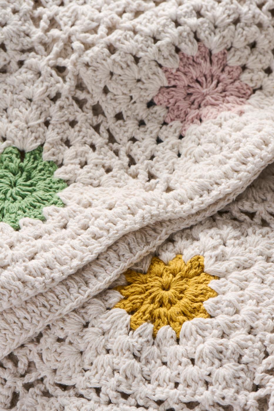 klassisk heklet pled med blomstermønster