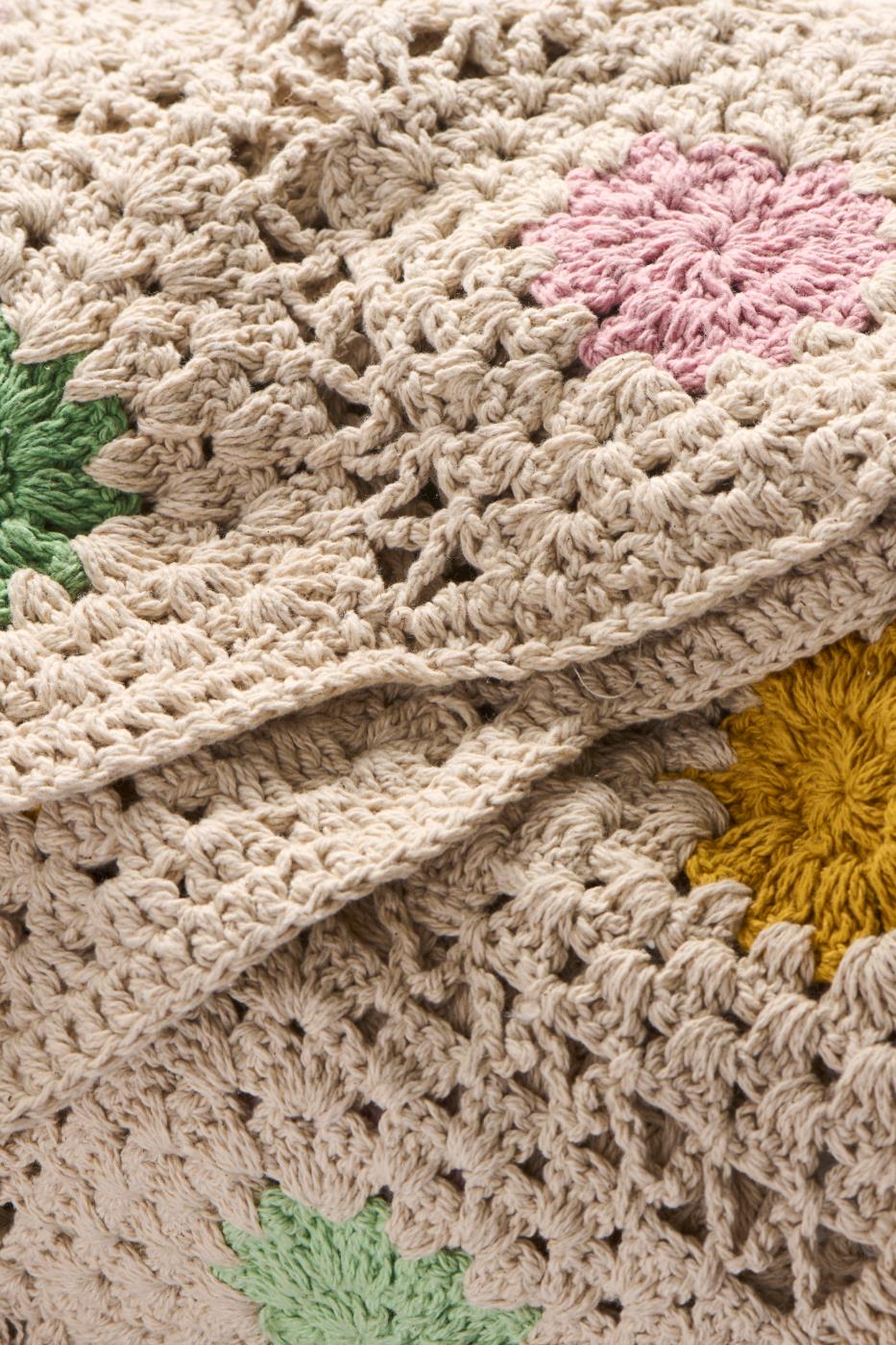 heklet pledd med blomster - natur/beige