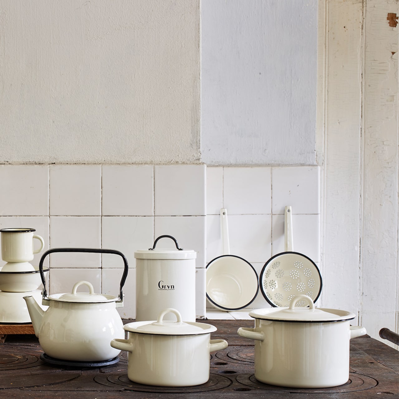 kasserolle / kjele i hvit emalje - hytte kjøkken