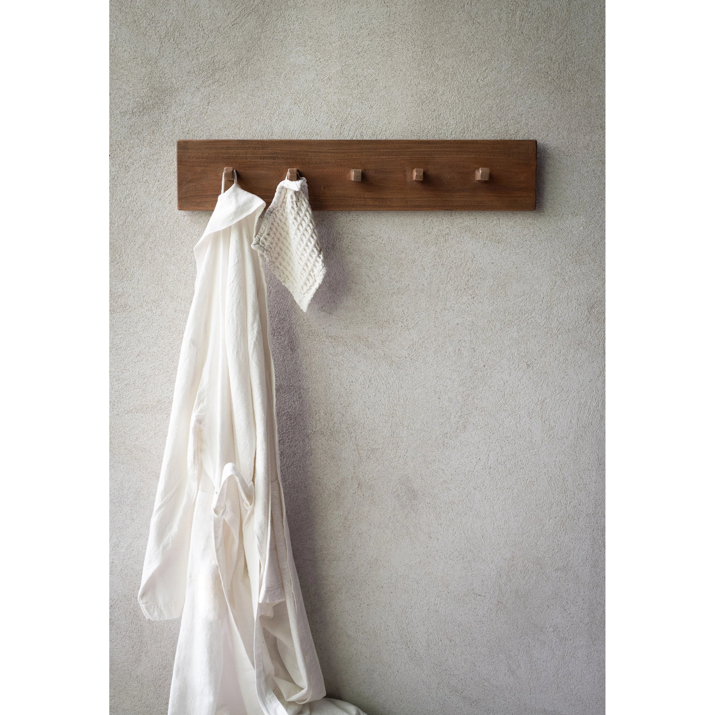 rustikk knaggrekke laget av mahogni - heltre