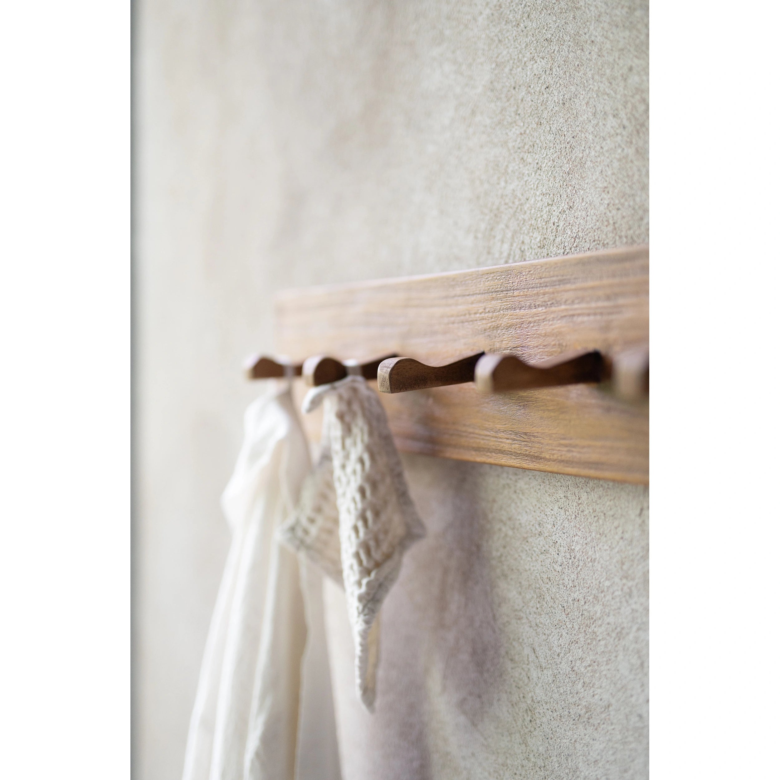 rustikk knaggrekke laget av mahogni - heltre