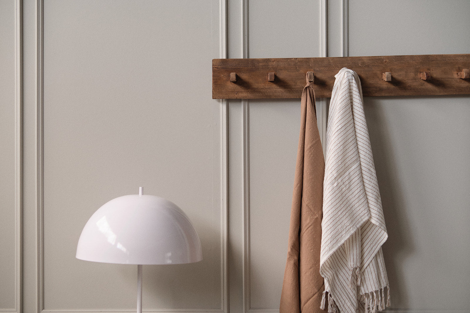 lang knaggrekke laget i rustikk heltre