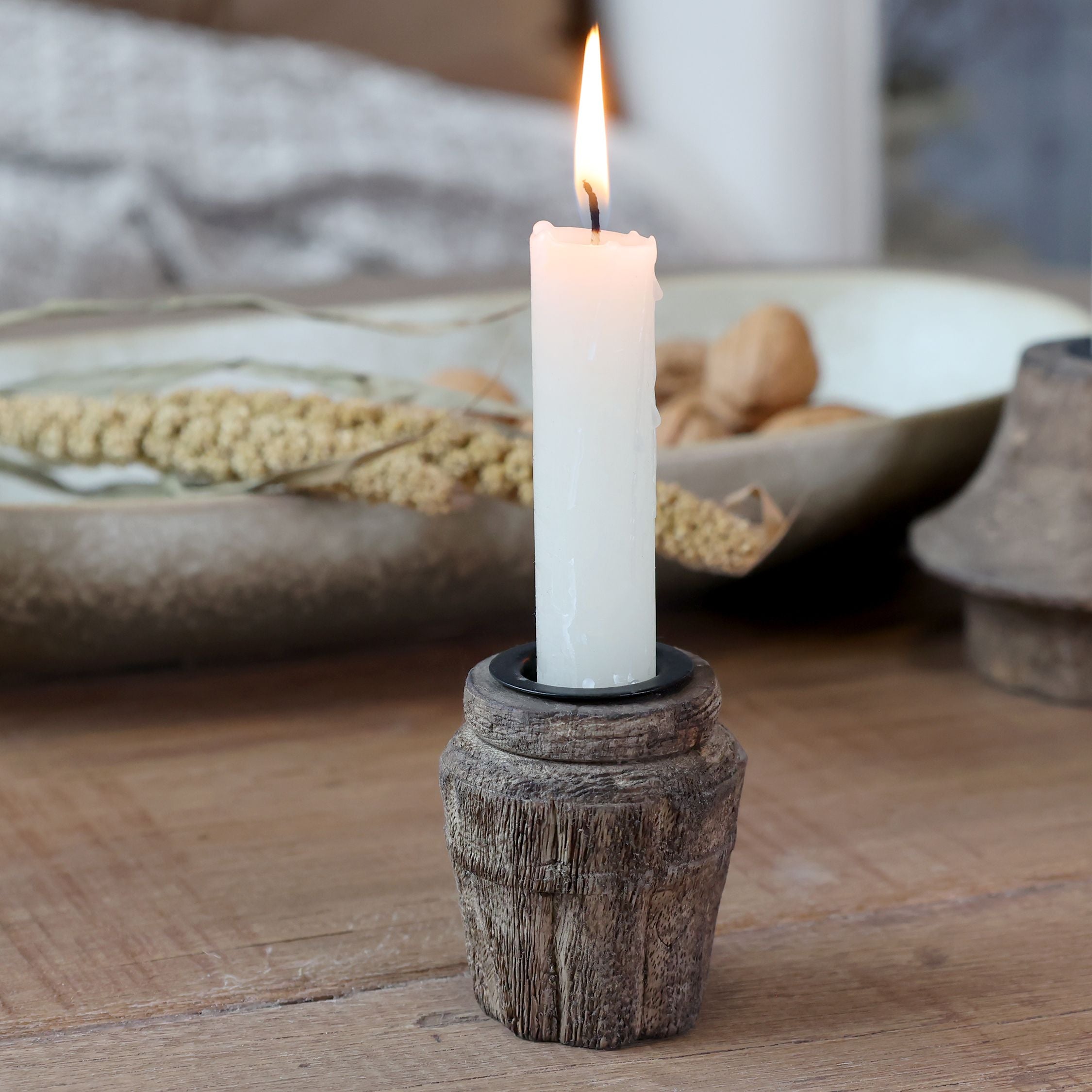 liten rustikk lysestake i resirkulert tre