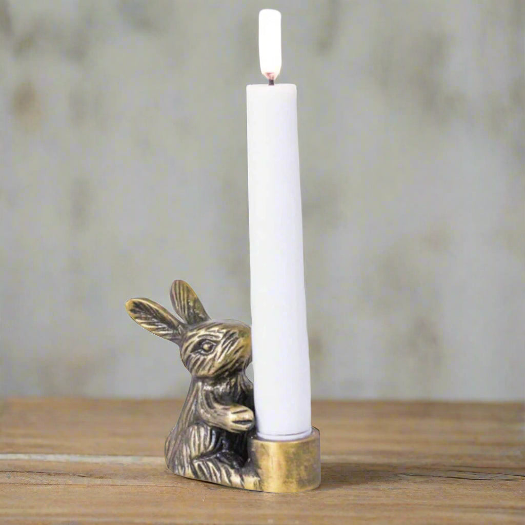 koselig liten lysetake med en kanin som holder et lys