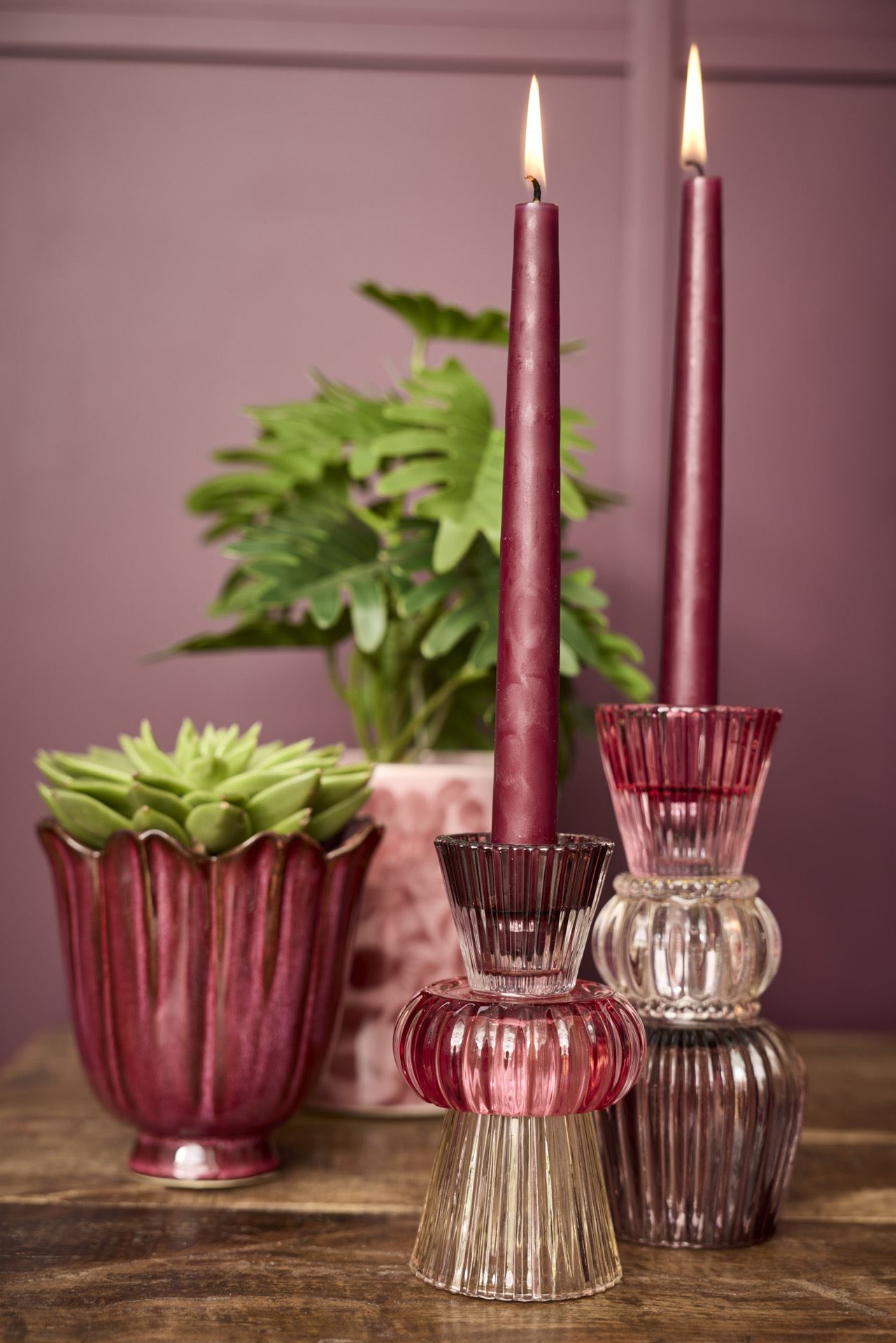 liten lysestake laget i farget glass