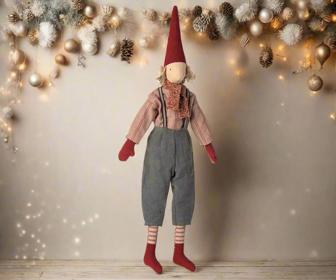 maileg pixy nisse size 4 - kommer med knicker med seler og en rød skjorte