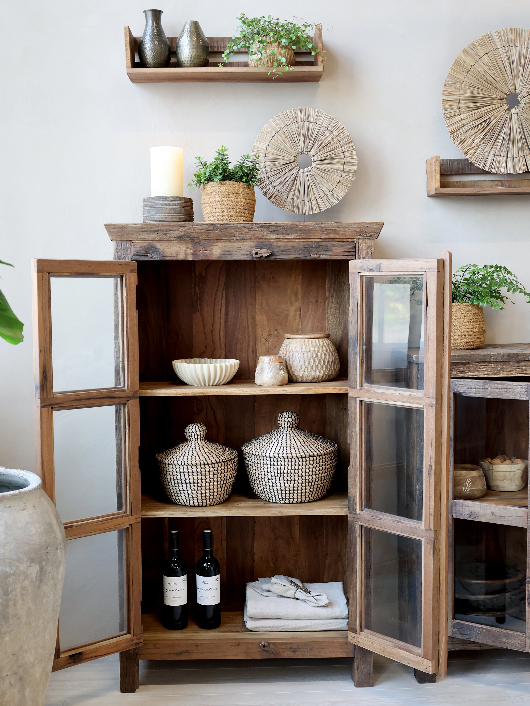 rustikk vitrineskap laget av resirkulert / gjenbruks treverk - fra chic antique