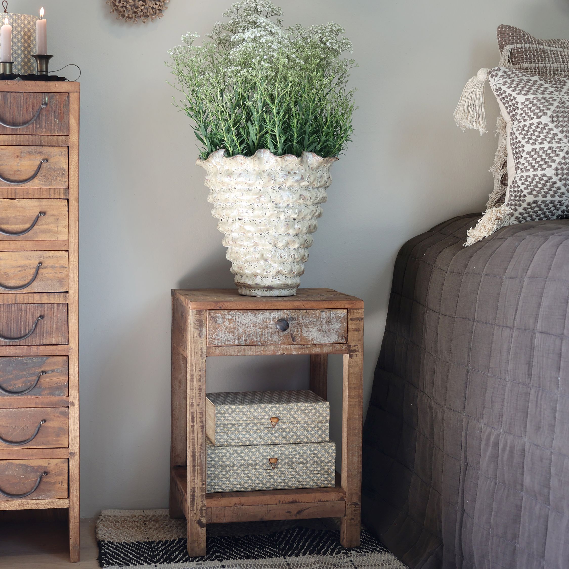 sidebord / nattbord laget av rustikk treverk