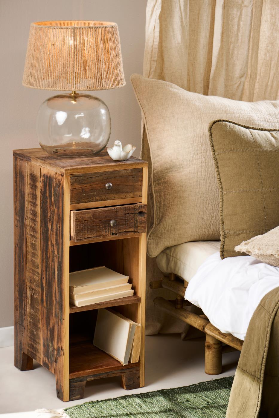 sidebord nattbord laget av rustikk treverk