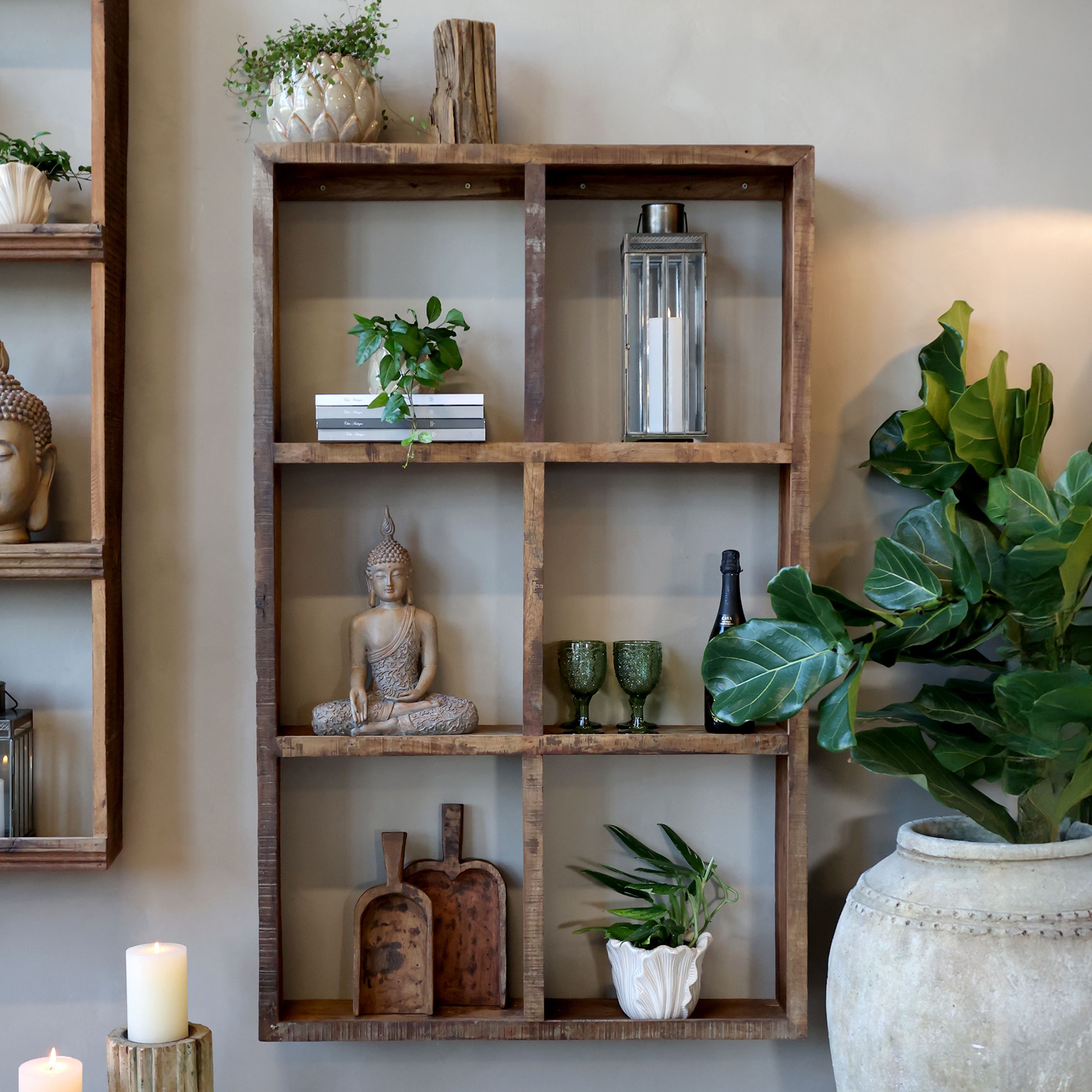 stor vegghylle hylle til vegg av rustikk treverk - perfekt til hytte