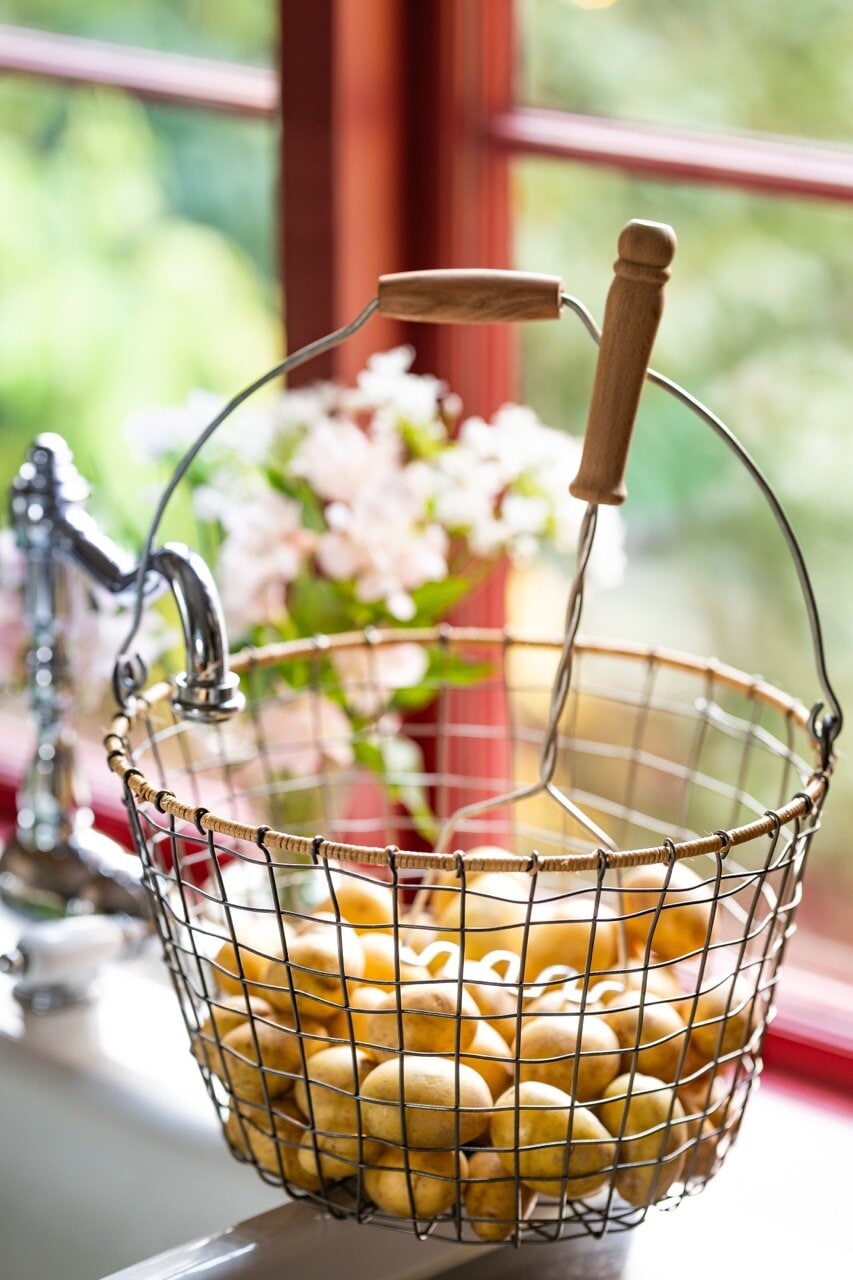 rund trådkurv i sink - perfekt oppbevaring sanking hage